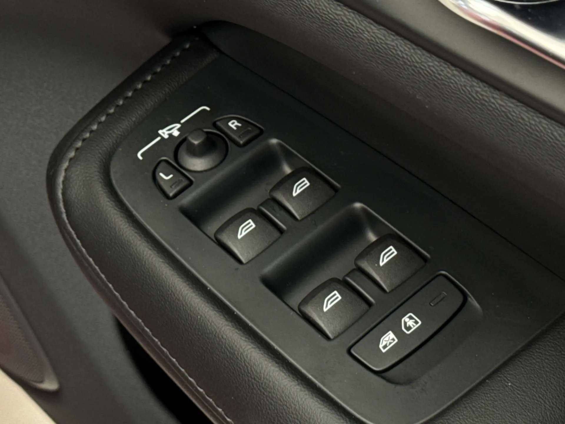 2025 VOLVO V60 2025 VOLVO V60