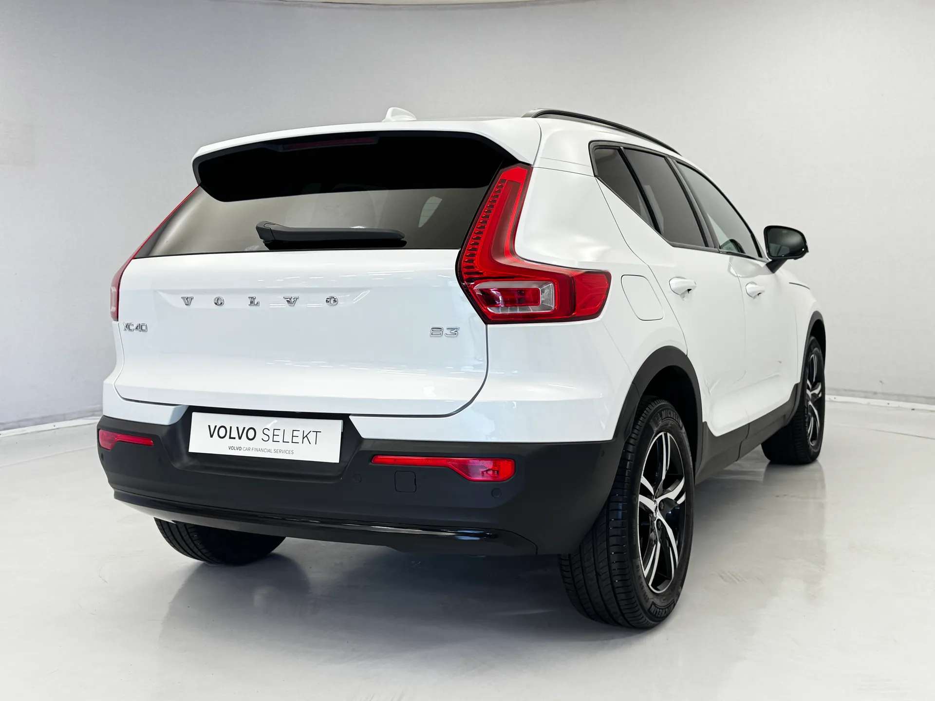 2023 VOLVO XC40 2023 VOLVO XC40
