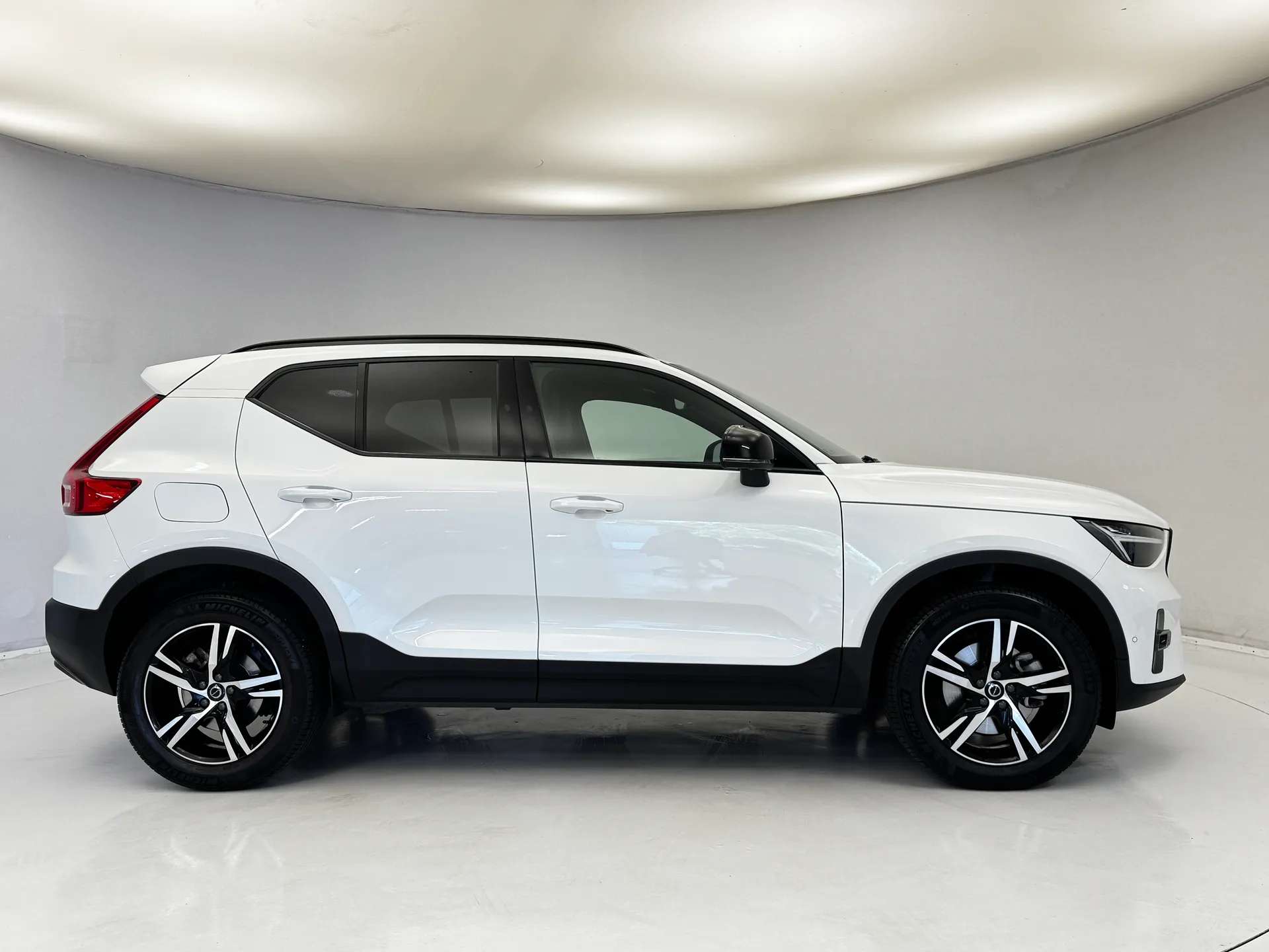 A 2023 VOLVO XC40 2.0 B3P Plus Dark 5dr Auto A 2023 VOLVO XC40 2.0 B3P Plus Dark 5dr Auto