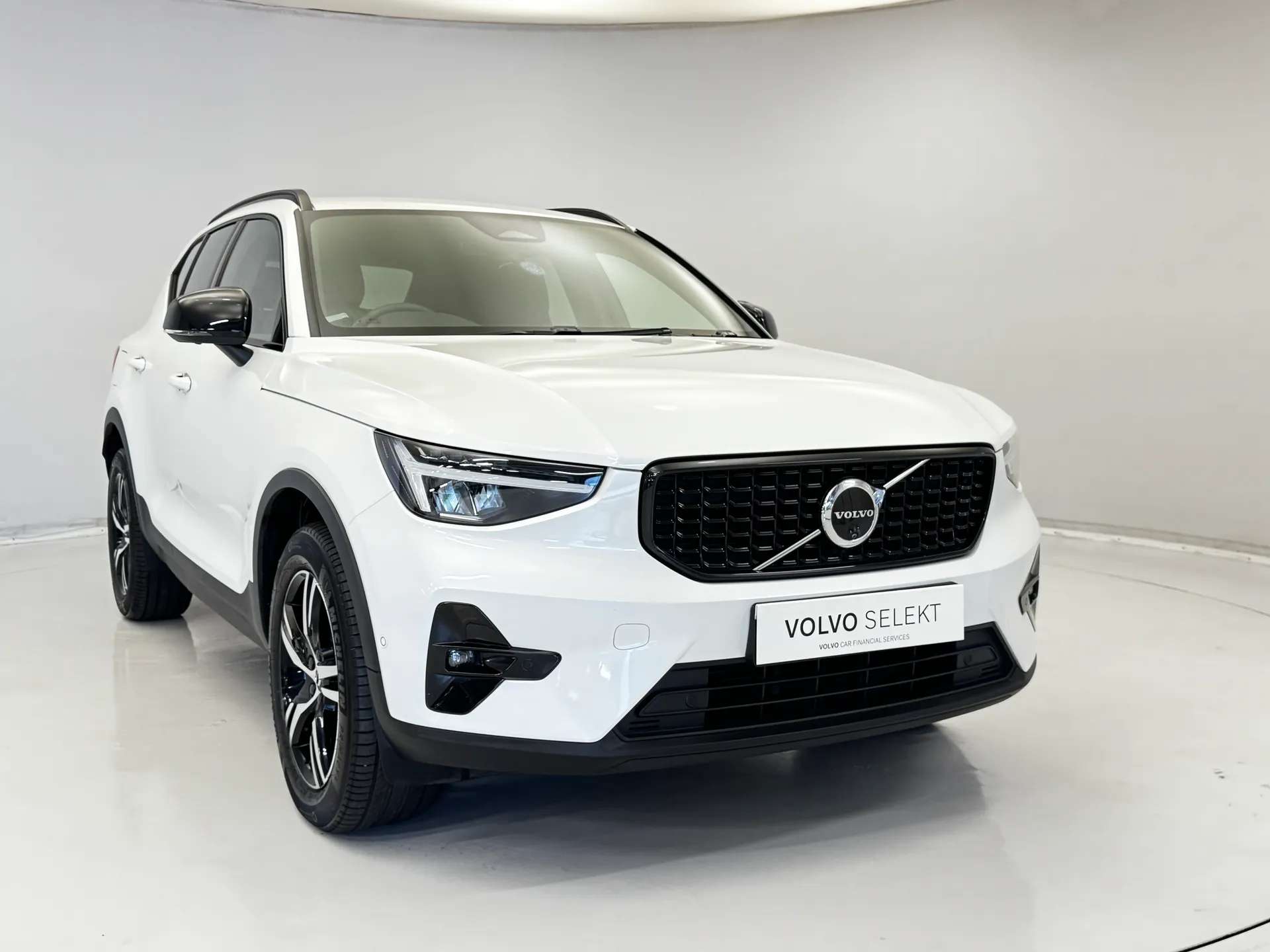 A 2023 VOLVO XC40 2.0 B3P Plus Dark 5dr Auto A 2023 VOLVO XC40 2.0 B3P Plus Dark 5dr Auto