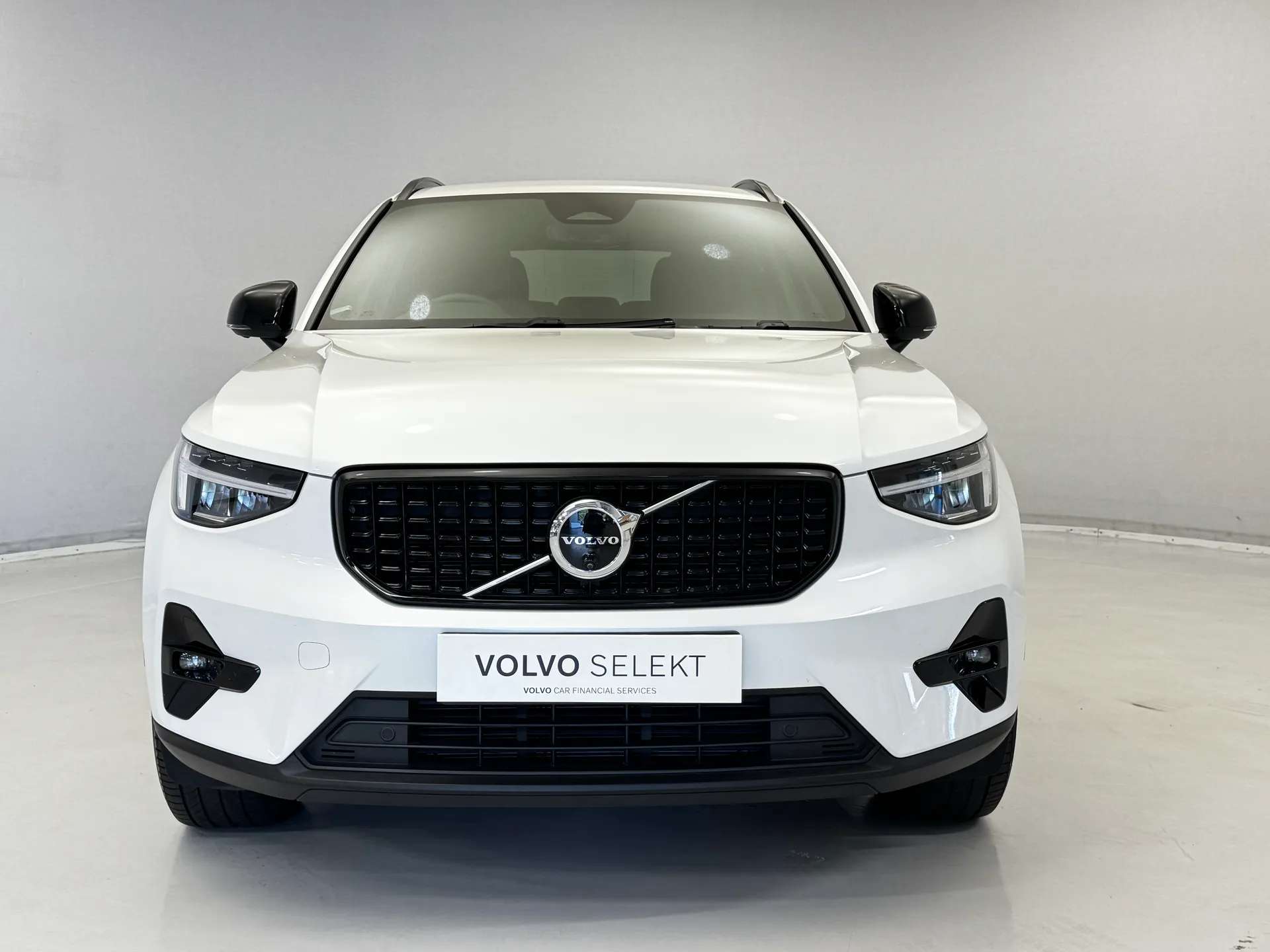 A 2023 VOLVO XC40 2.0 B3P Plus Dark 5dr Auto A 2023 VOLVO XC40 2.0 B3P Plus Dark 5dr Auto