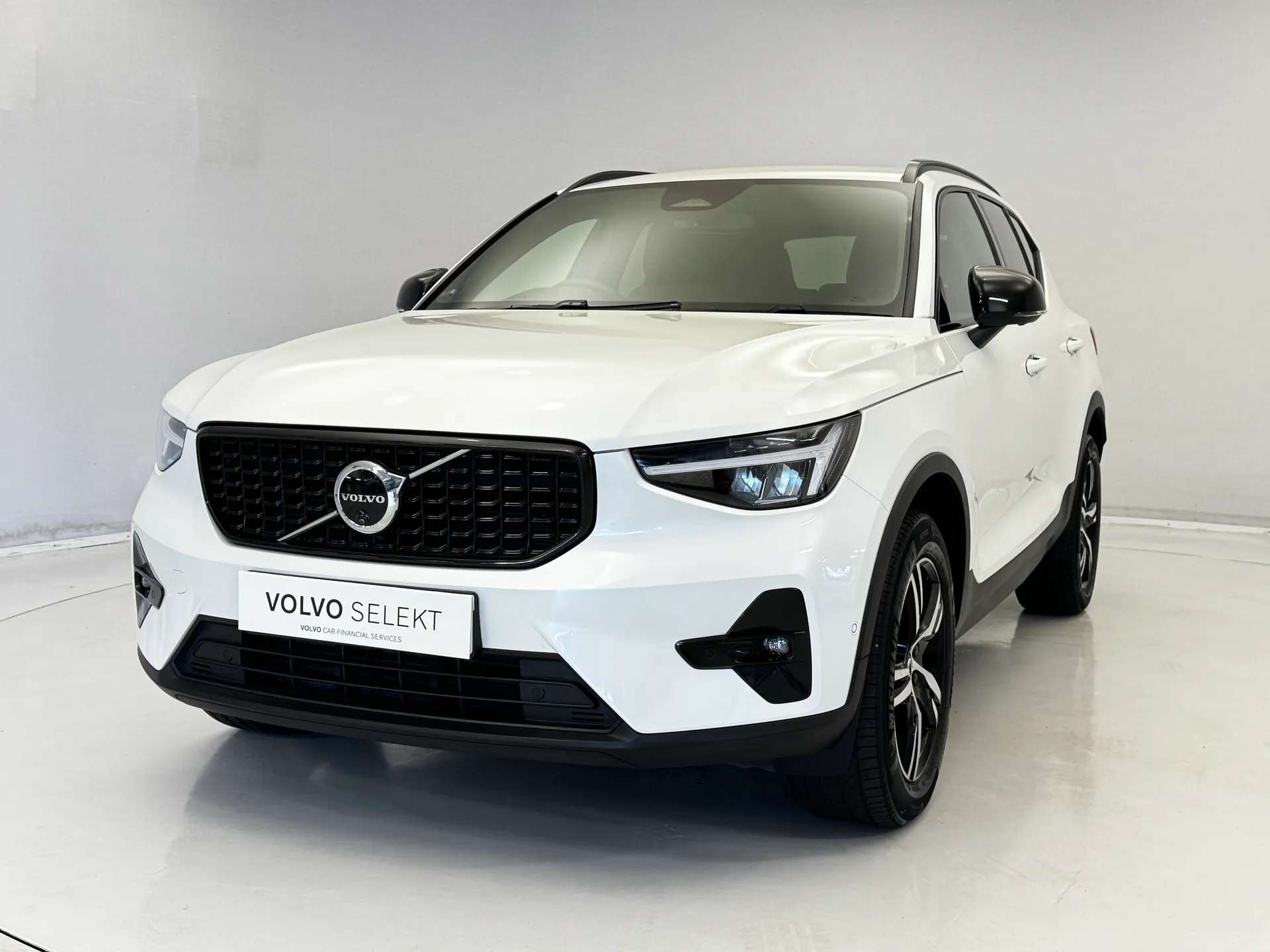 A 2023 VOLVO XC40 2.0 B3P Plus Dark 5dr Auto A 2023 VOLVO XC40 2.0 B3P Plus Dark 5dr Auto