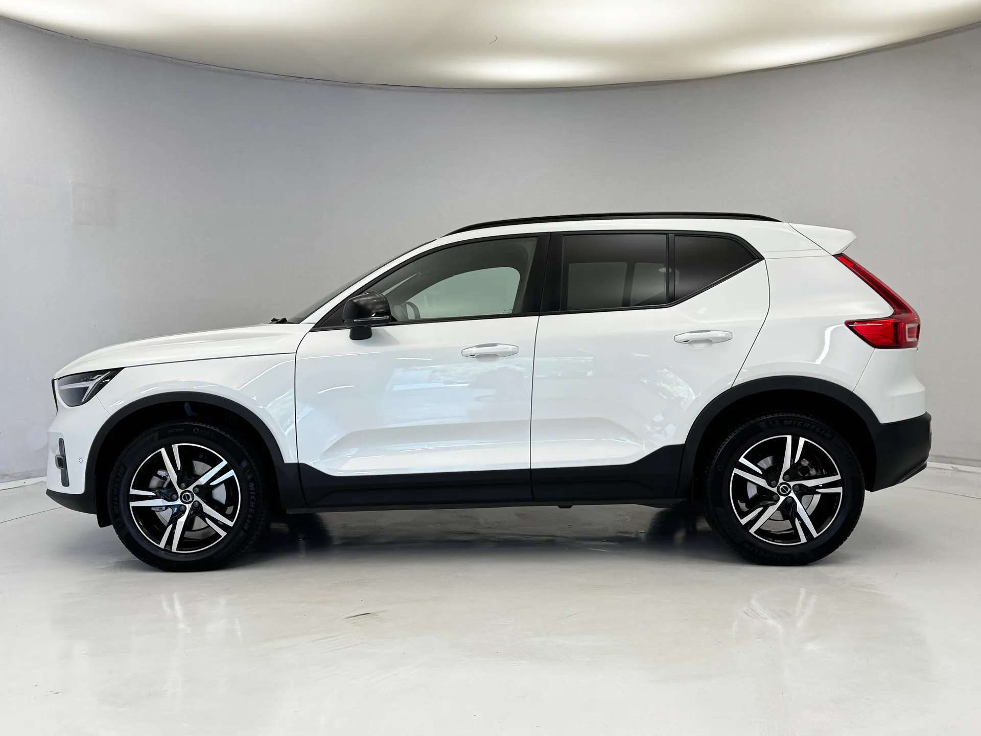 2023 VOLVO XC40 2023 VOLVO XC40