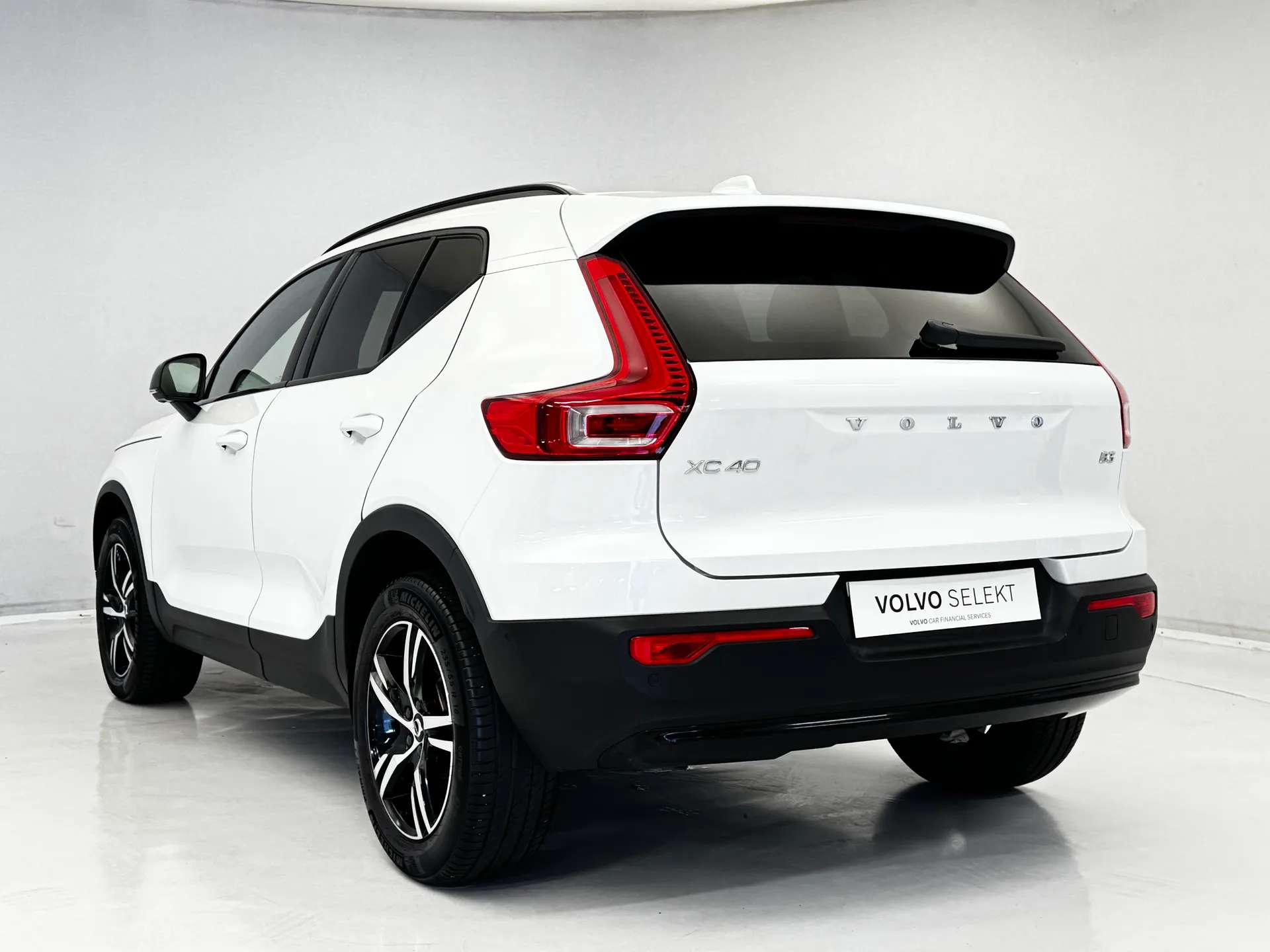 2023 VOLVO XC40 2023 VOLVO XC40