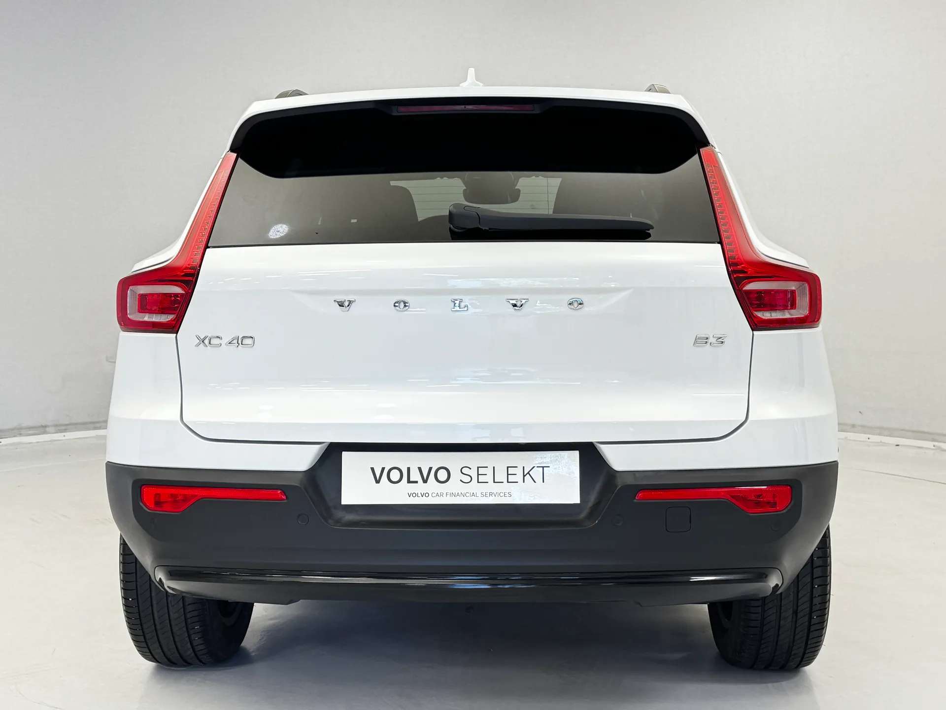2023 VOLVO XC40 2023 VOLVO XC40
