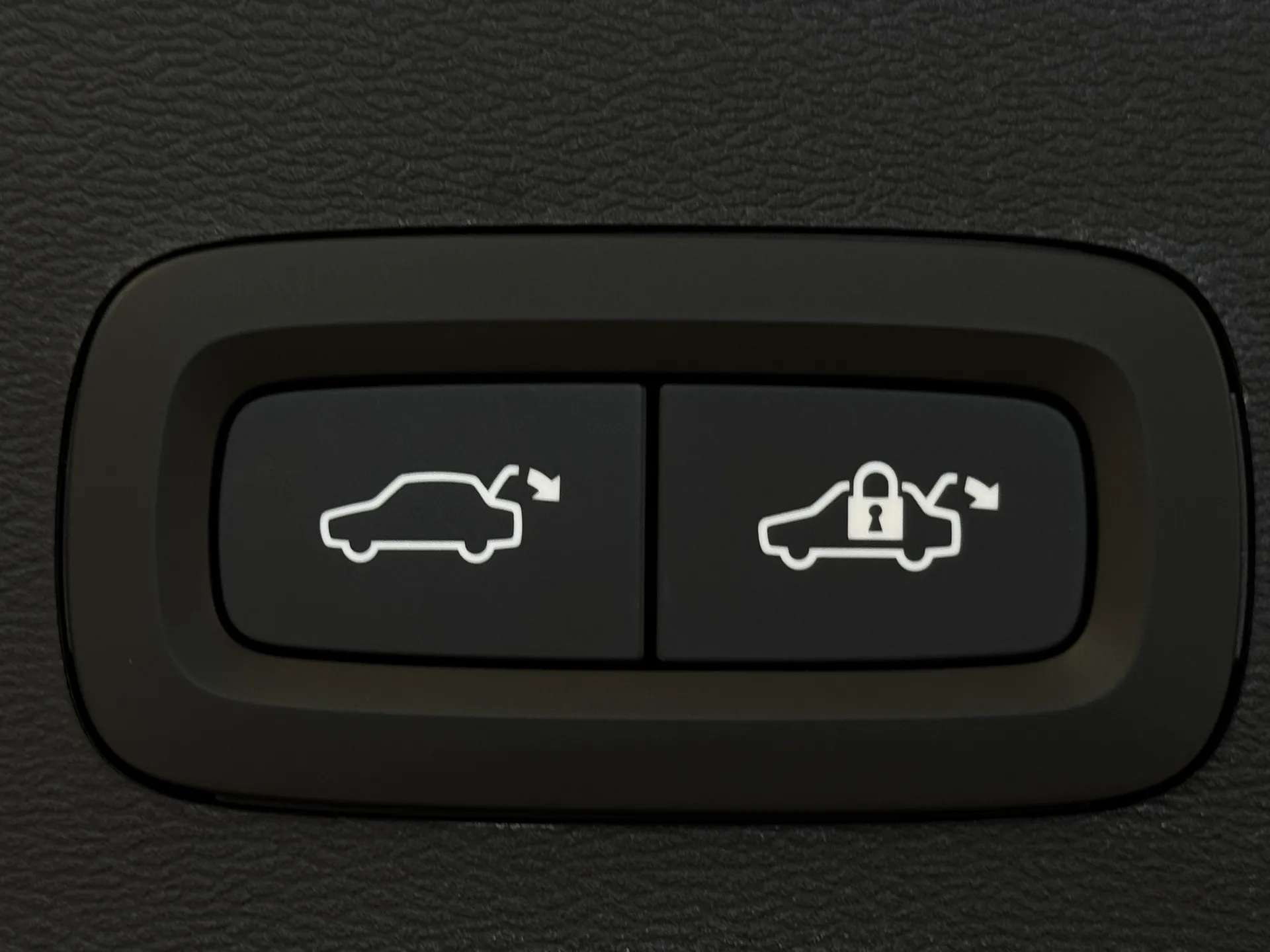 2023 VOLVO XC40 2023 VOLVO XC40