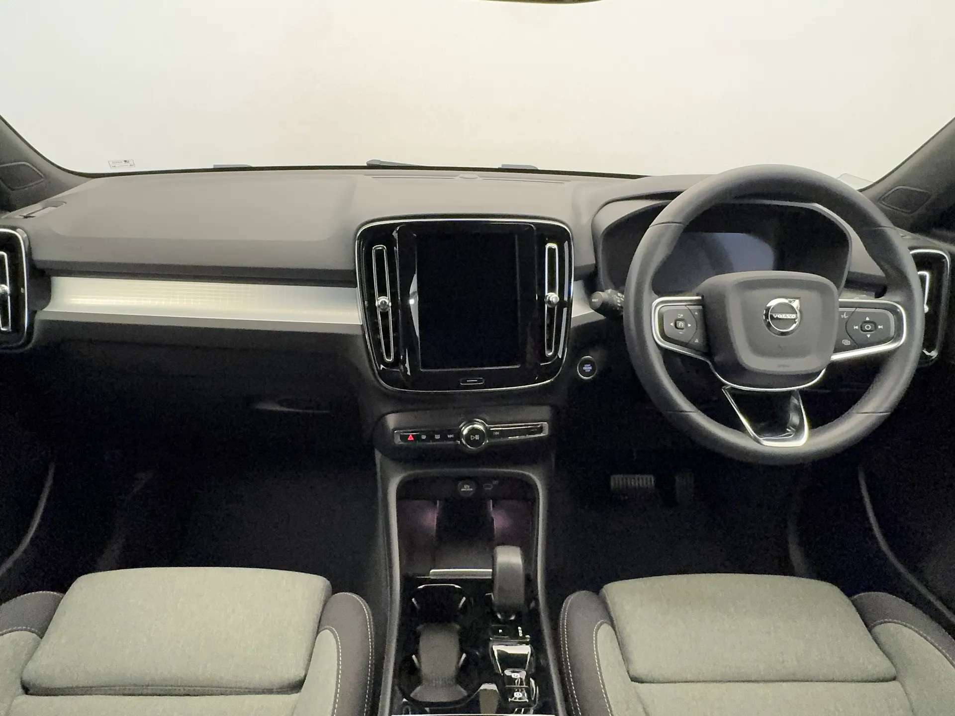 2023 VOLVO XC40 2023 VOLVO XC40