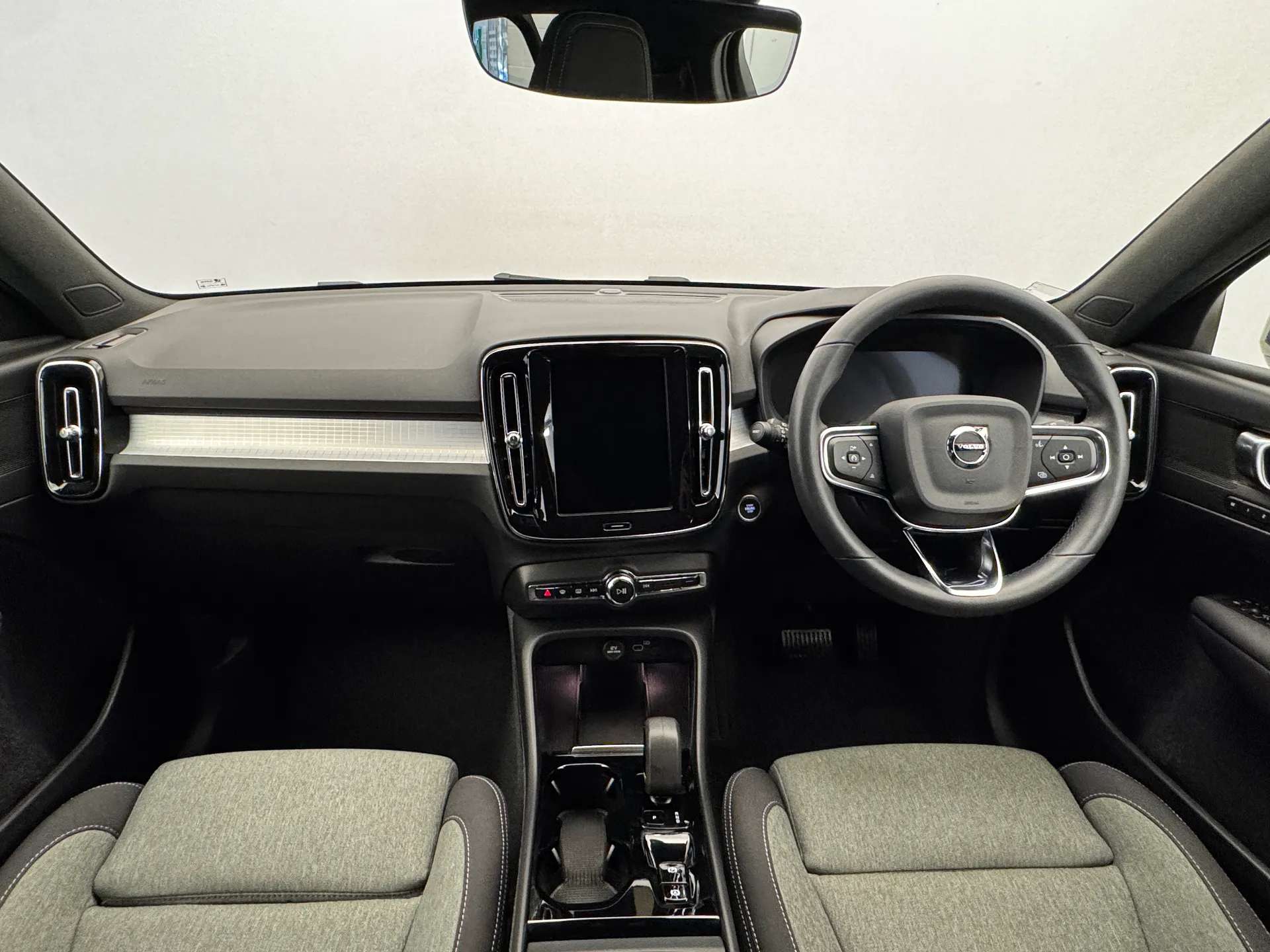 2023 VOLVO XC40 2023 VOLVO XC40