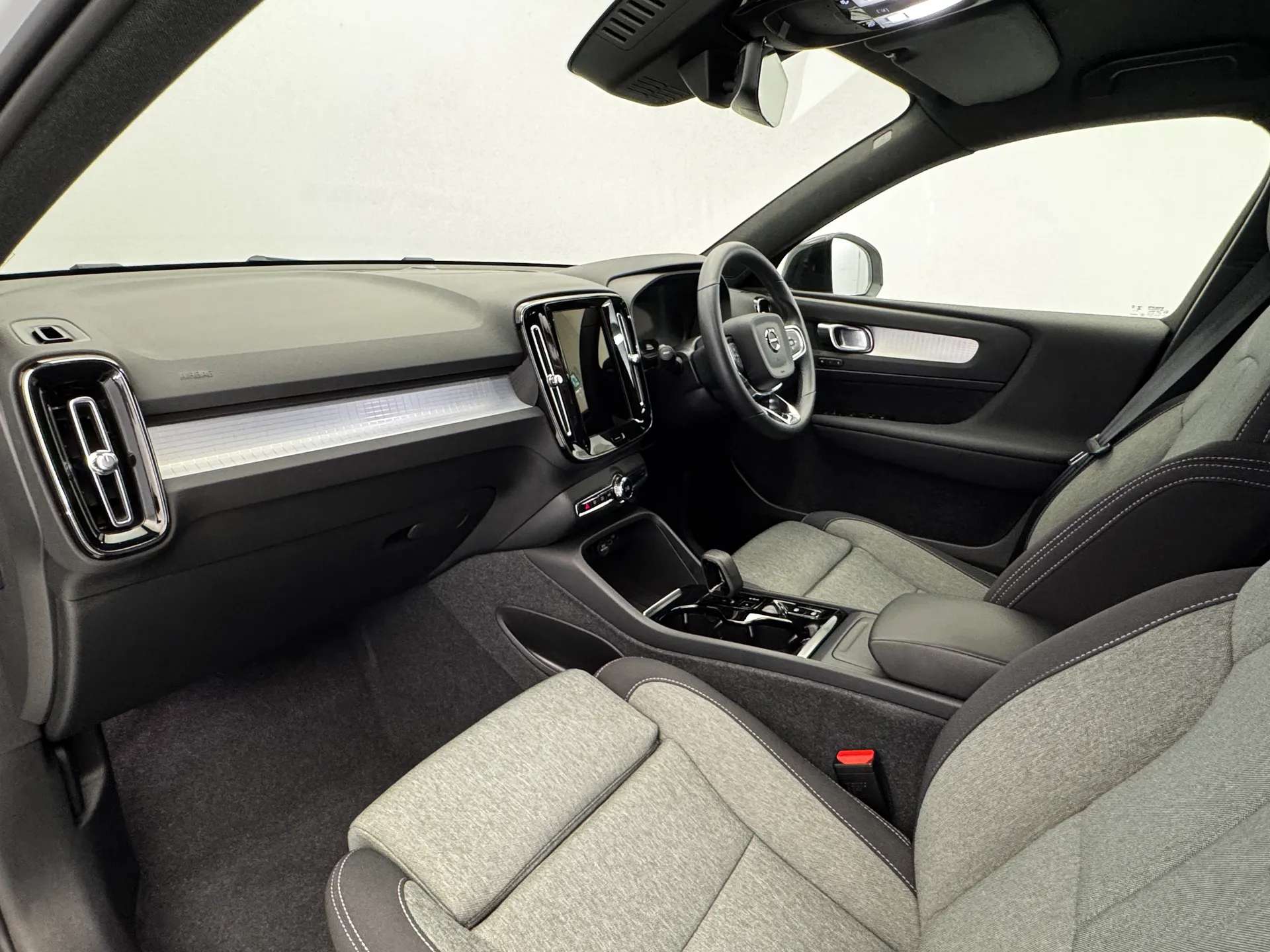 2023 VOLVO XC40 2023 VOLVO XC40
