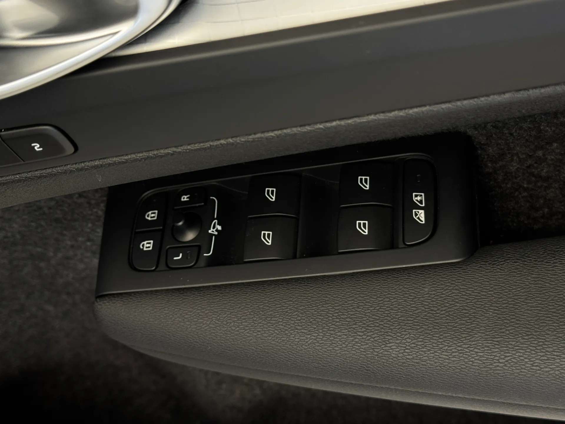 2023 VOLVO XC40 2023 VOLVO XC40