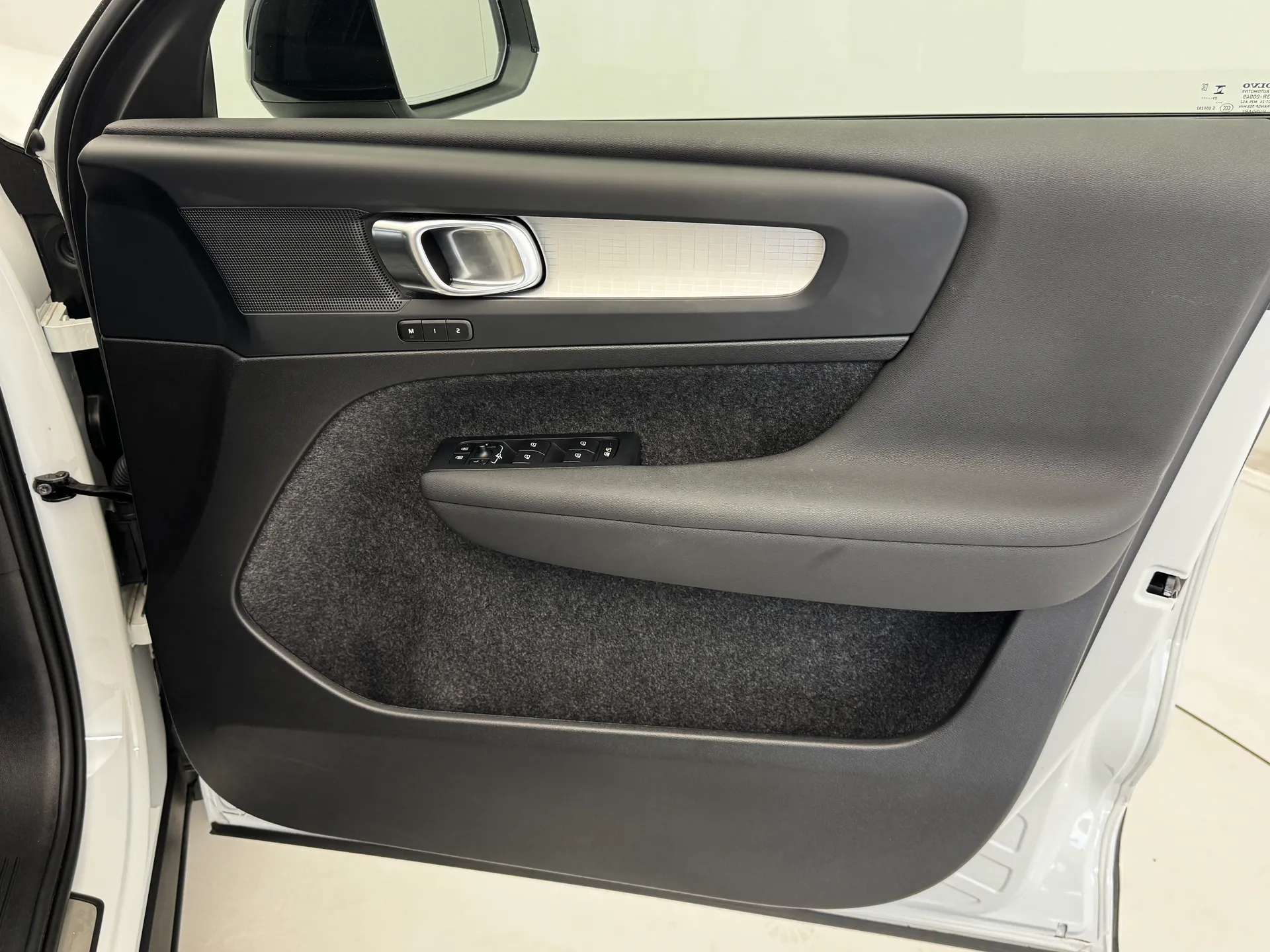 2023 VOLVO XC40 2023 VOLVO XC40