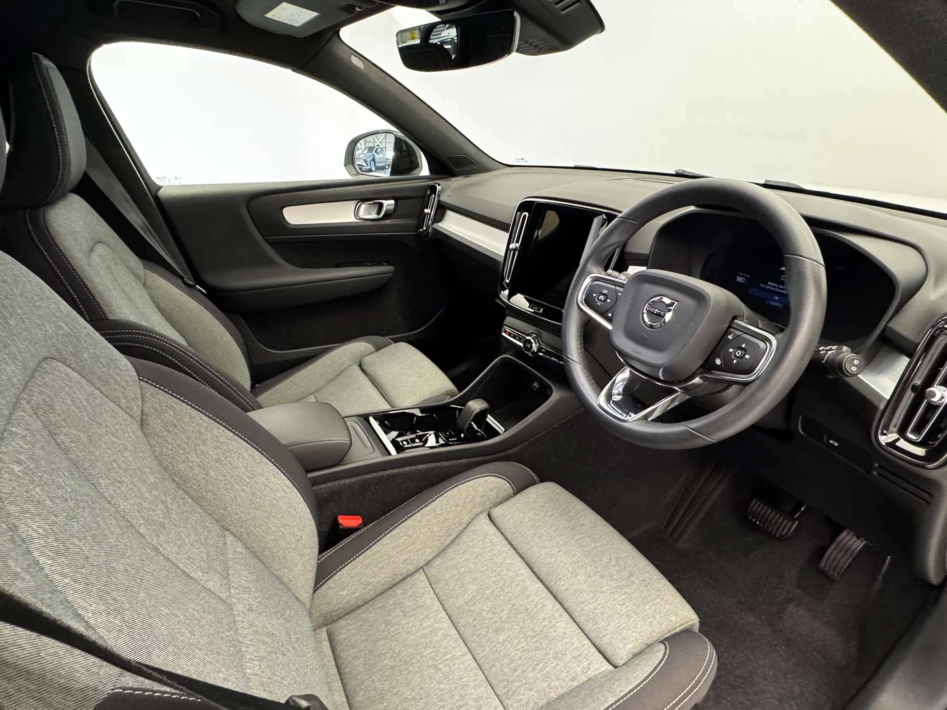 2023 VOLVO XC40 2023 VOLVO XC40
