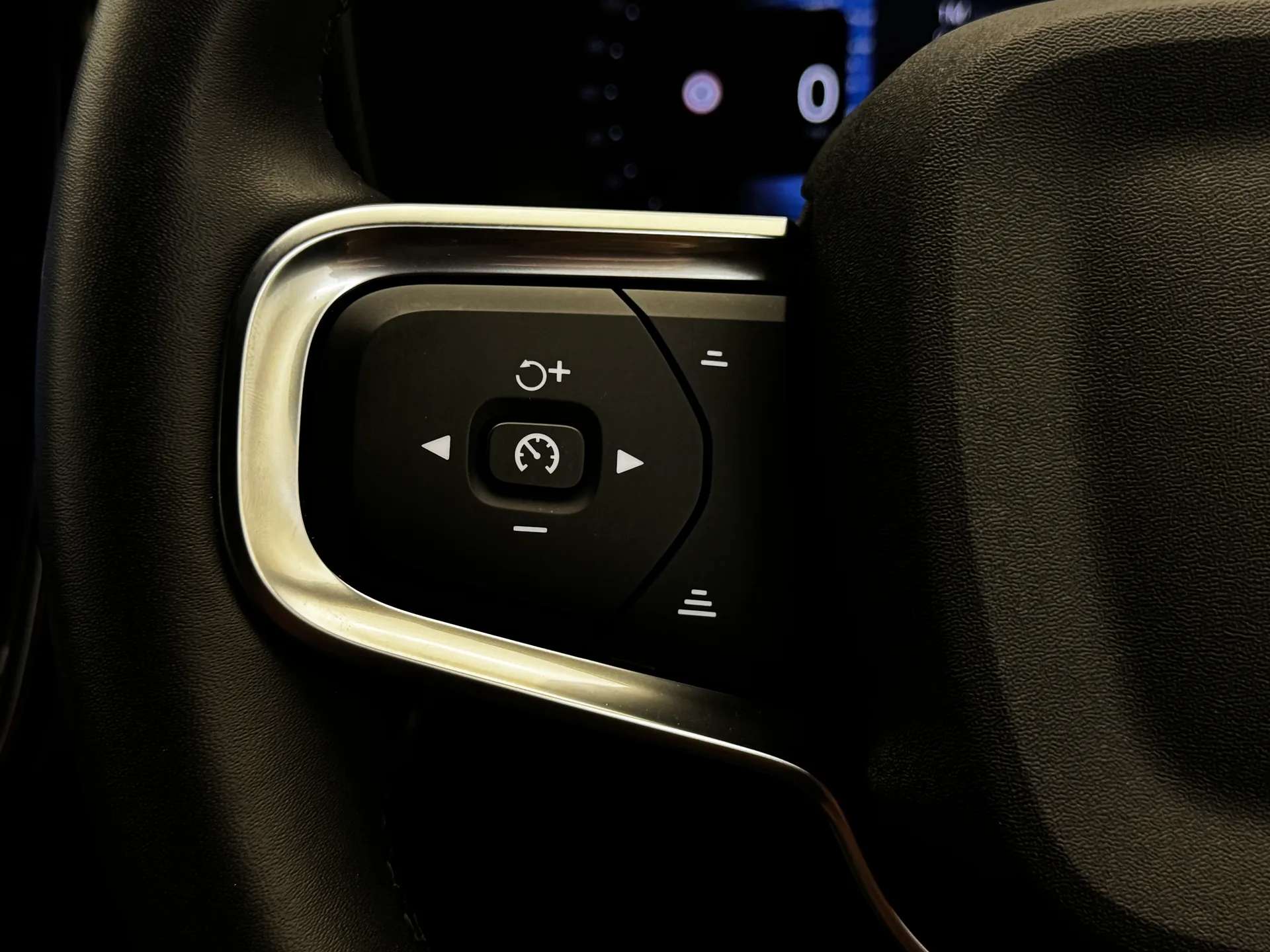 2023 VOLVO XC40 2023 VOLVO XC40
