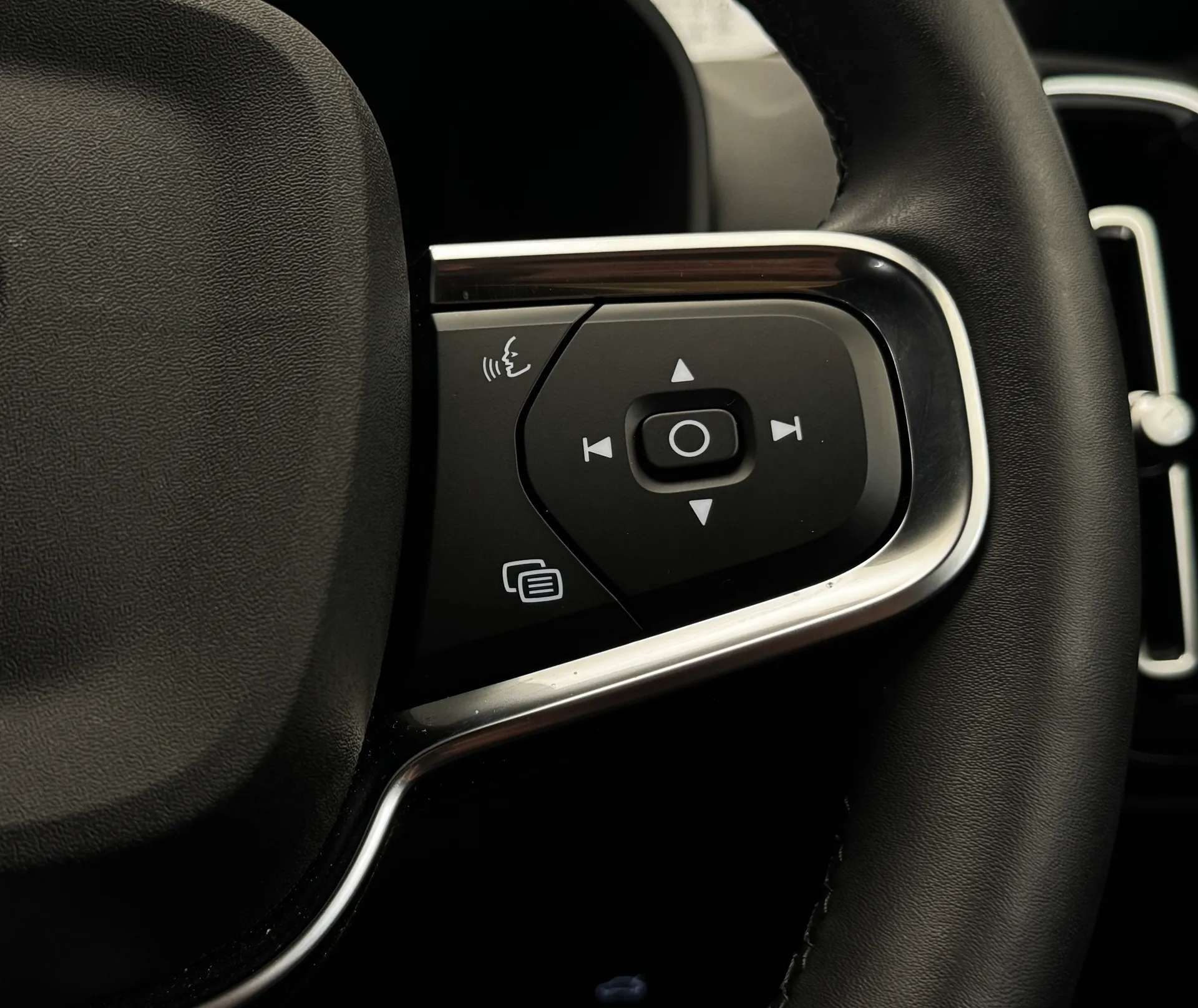2023 VOLVO XC40 2023 VOLVO XC40