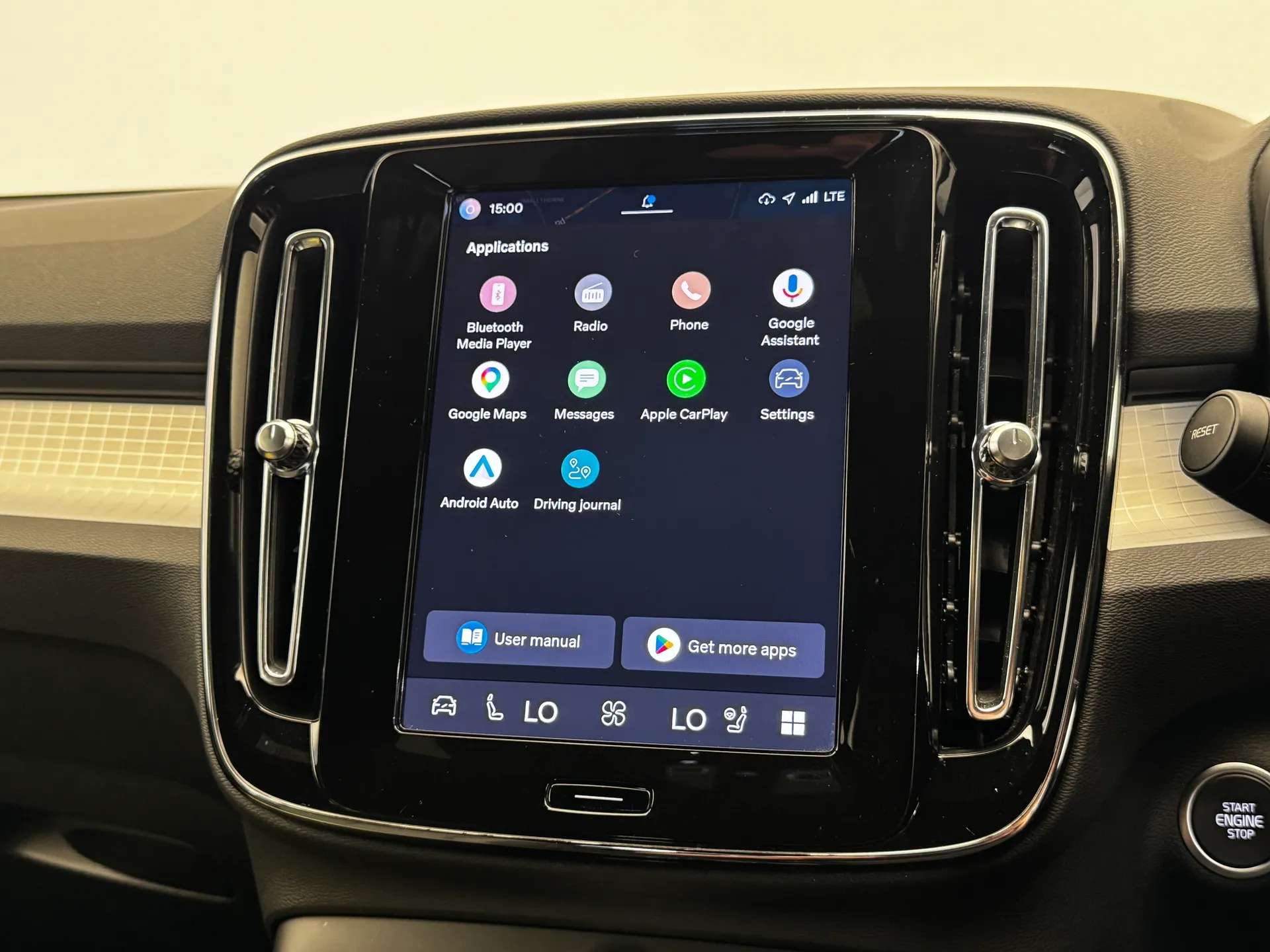 2023 VOLVO XC40 2023 VOLVO XC40