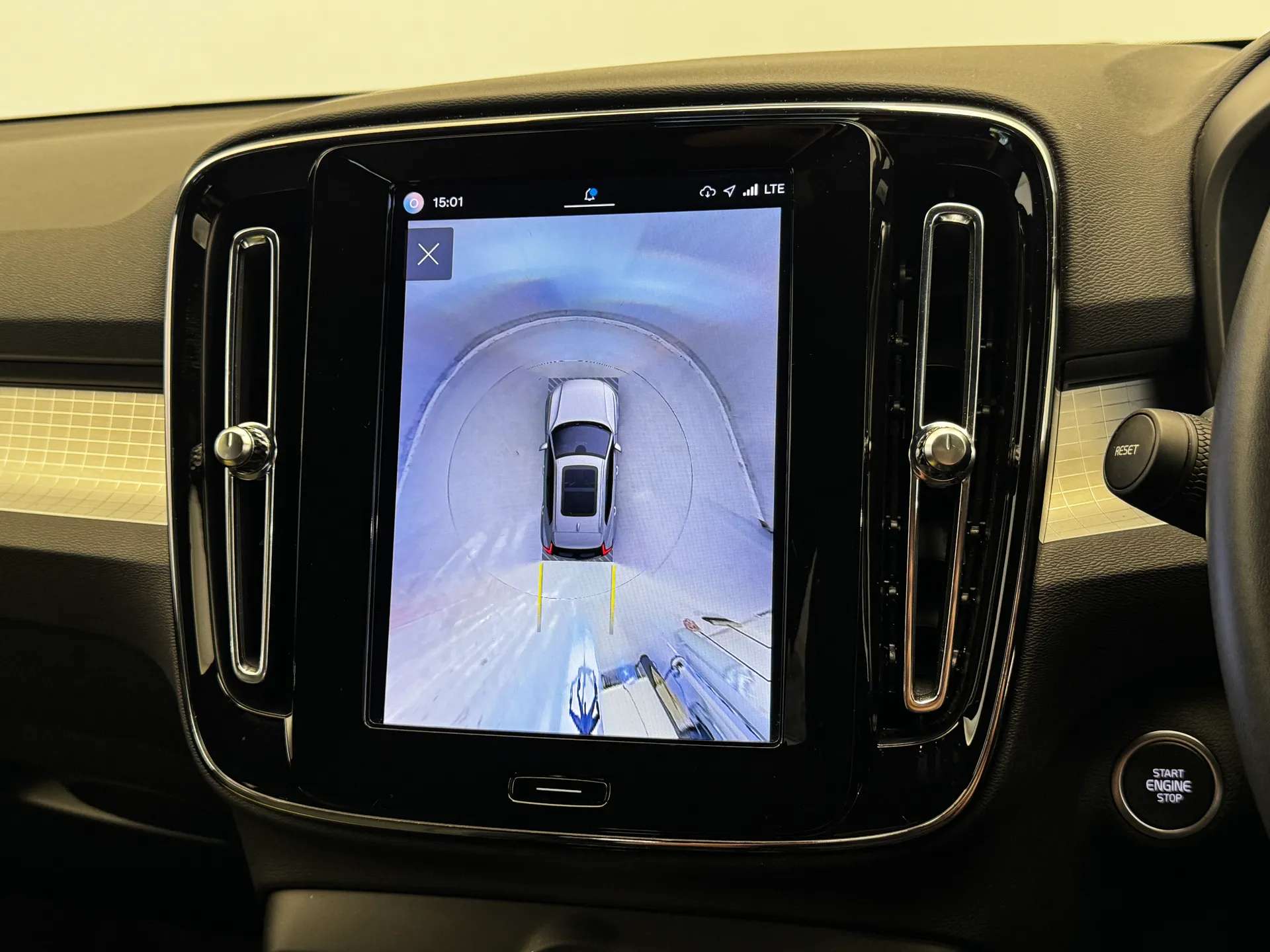 2023 VOLVO XC40 2023 VOLVO XC40