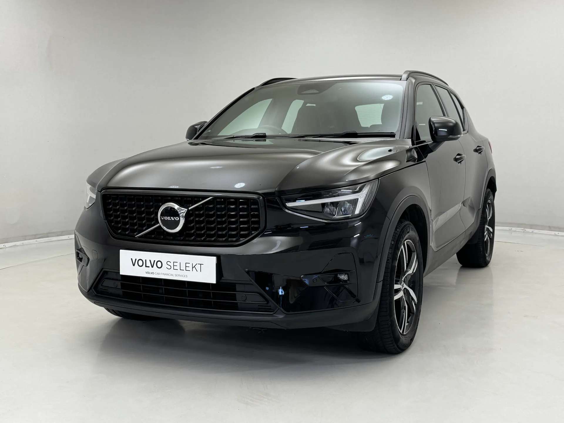 A 2023 VOLVO XC40 2.0 B3P Plus Dark 5dr Auto A 2023 VOLVO XC40 2.0 B3P Plus Dark 5dr Auto