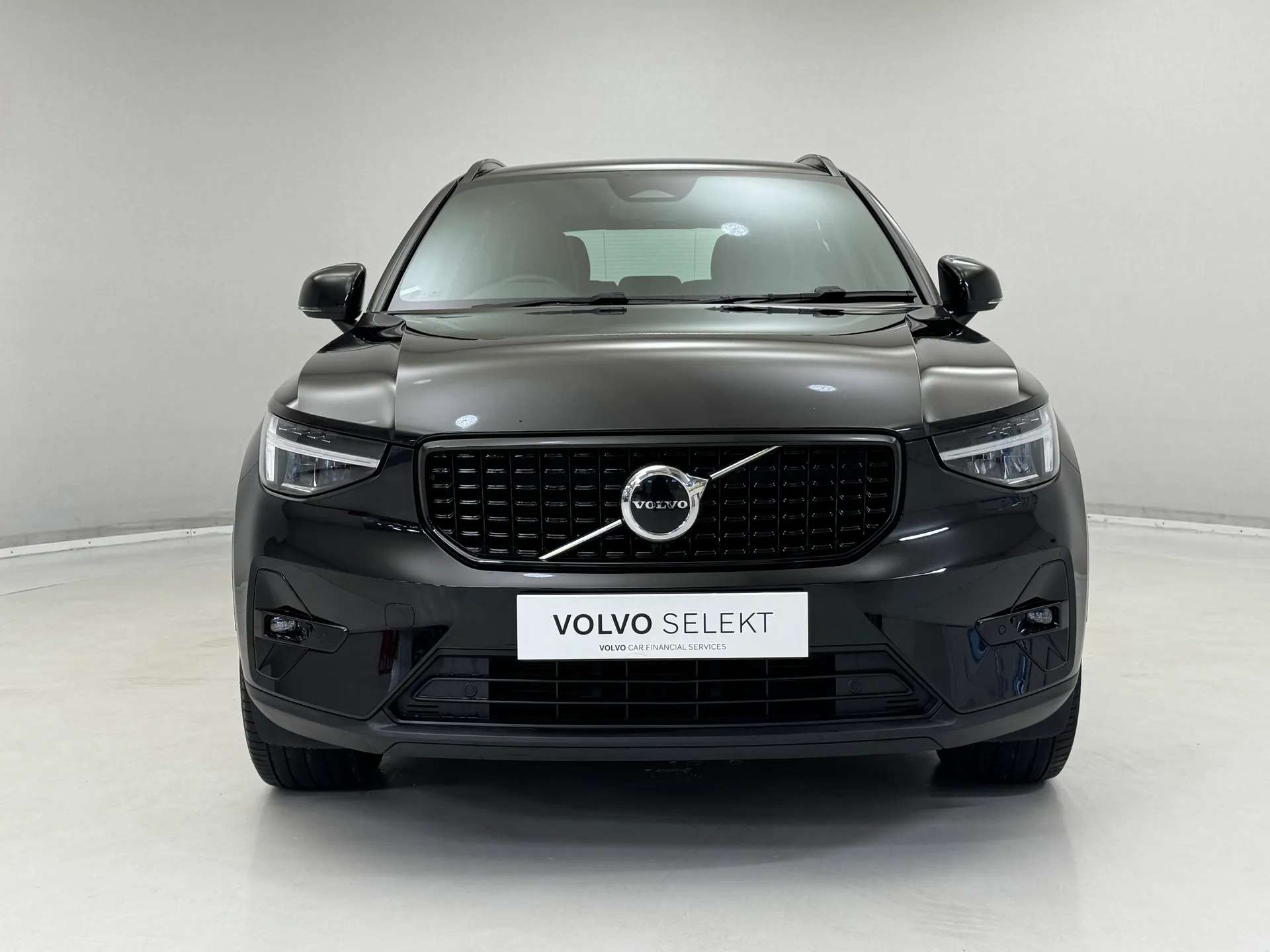 A 2023 VOLVO XC40 2.0 B3P Plus Dark 5dr Auto A 2023 VOLVO XC40 2.0 B3P Plus Dark 5dr Auto