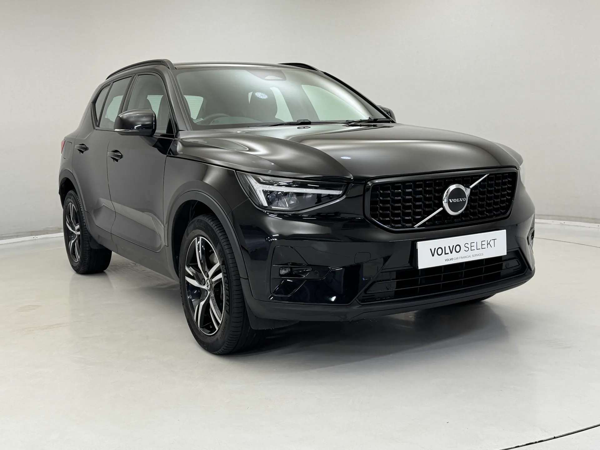 A 2023 VOLVO XC40 2.0 B3P Plus Dark 5dr Auto A 2023 VOLVO XC40 2.0 B3P Plus Dark 5dr Auto