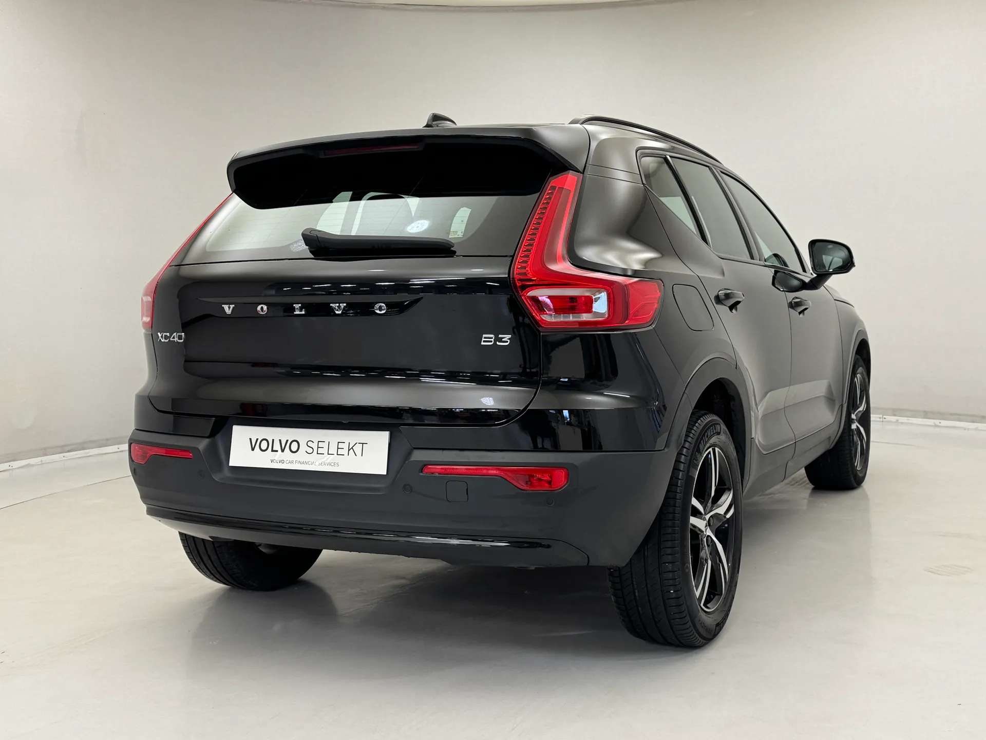 2023 VOLVO XC40 2023 VOLVO XC40