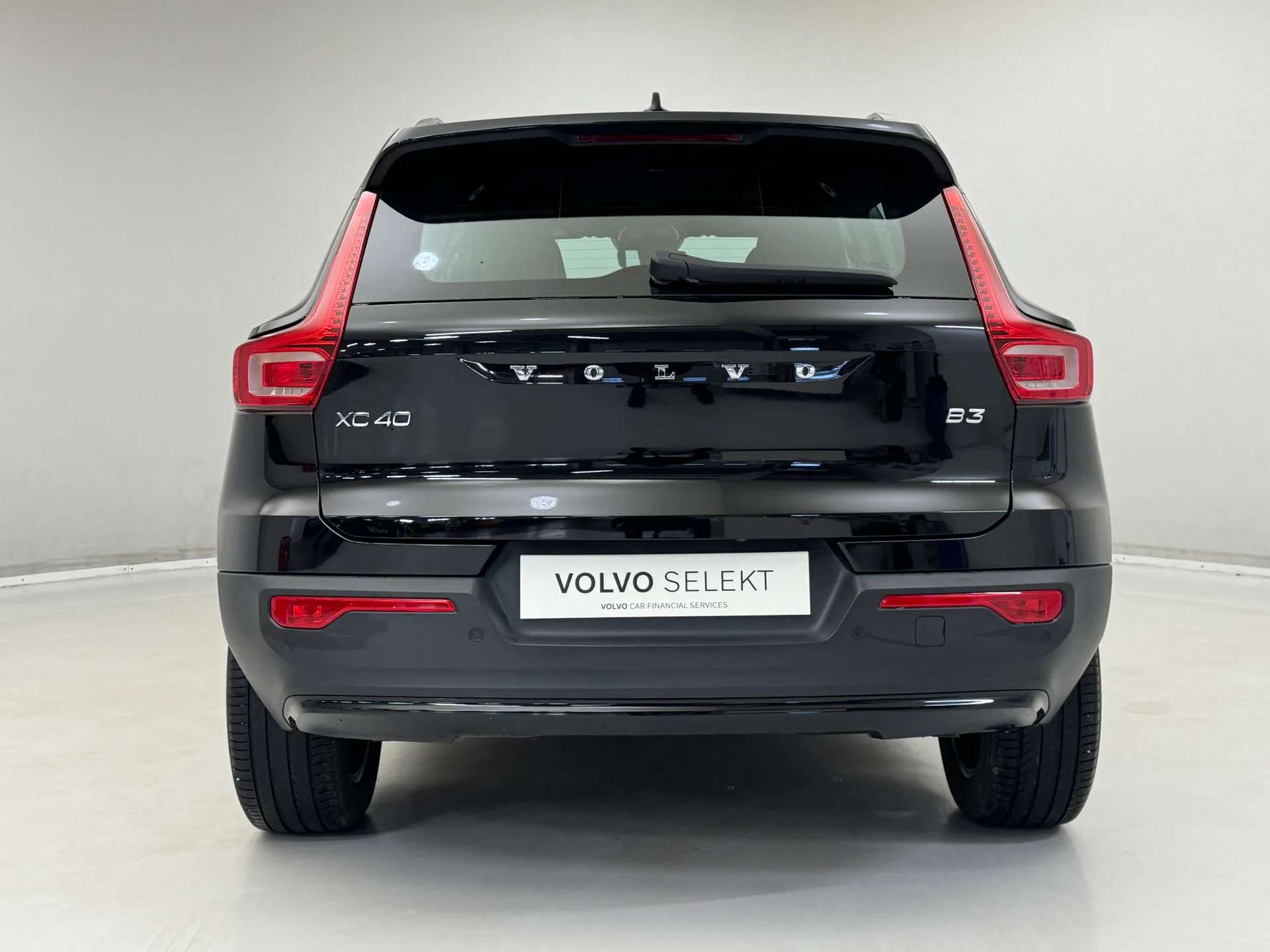 2023 VOLVO XC40 2023 VOLVO XC40