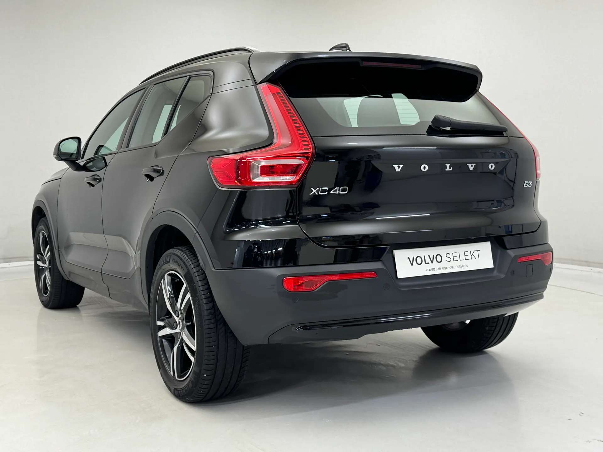 2023 VOLVO XC40 2023 VOLVO XC40