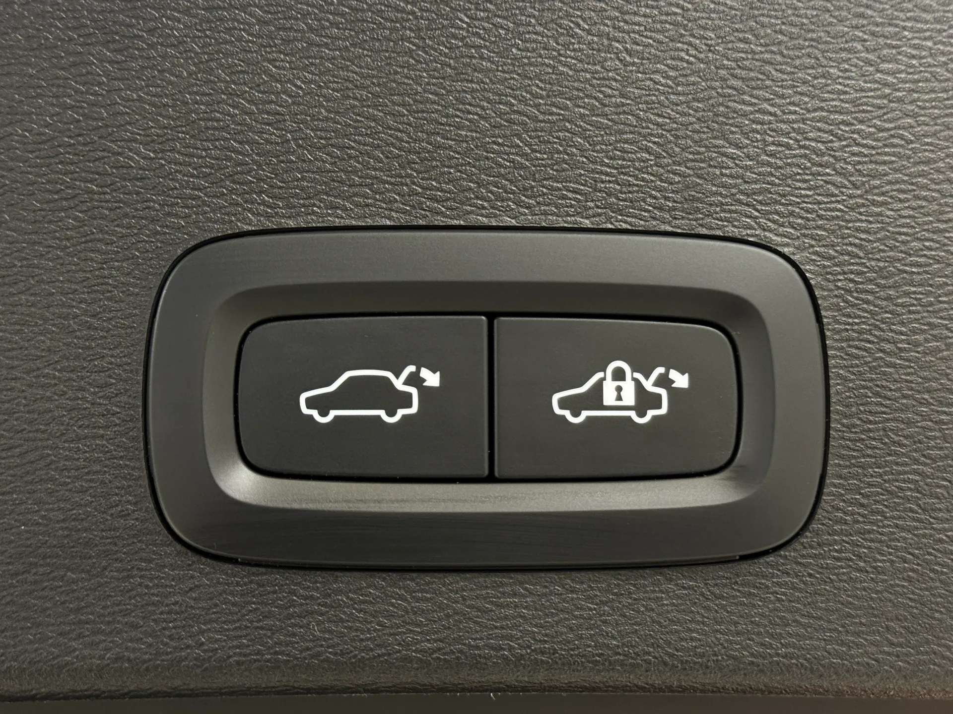 2023 VOLVO XC40 2023 VOLVO XC40