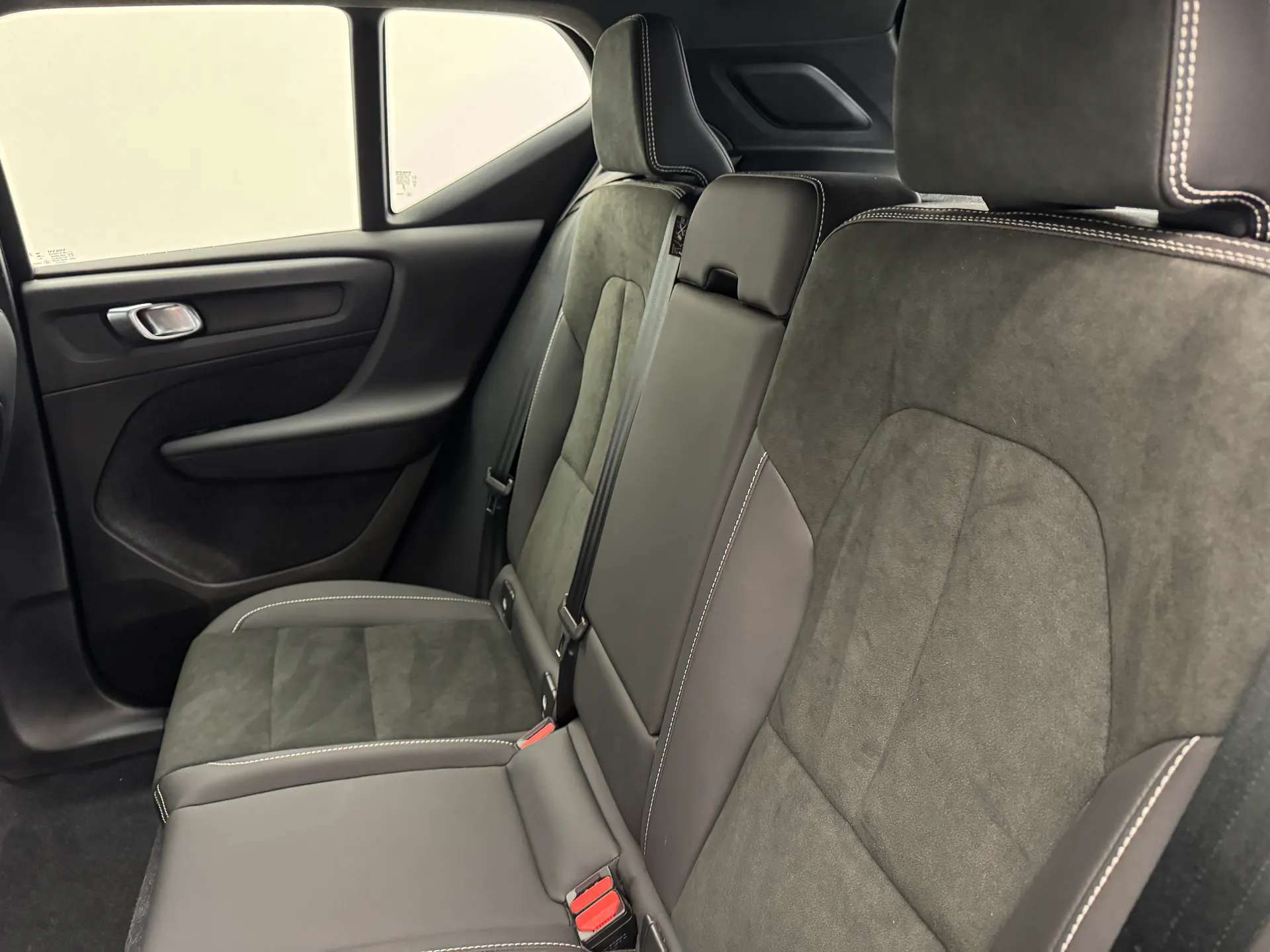 2023 VOLVO XC40 2023 VOLVO XC40