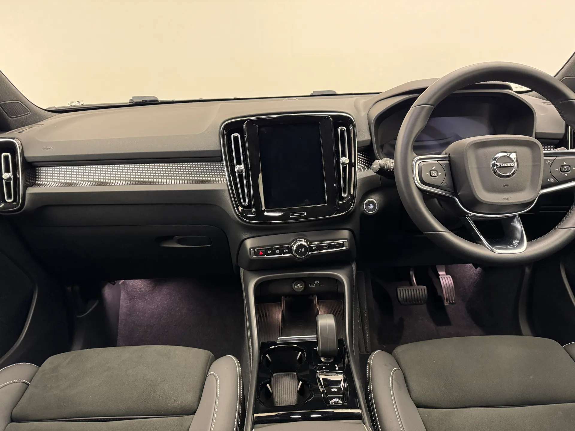 2023 VOLVO XC40 2023 VOLVO XC40