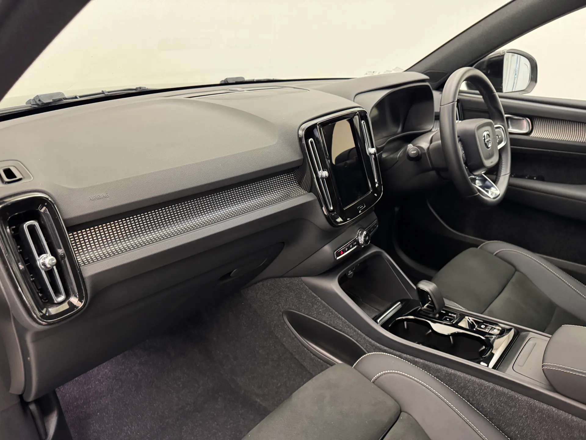 2023 VOLVO XC40 2023 VOLVO XC40