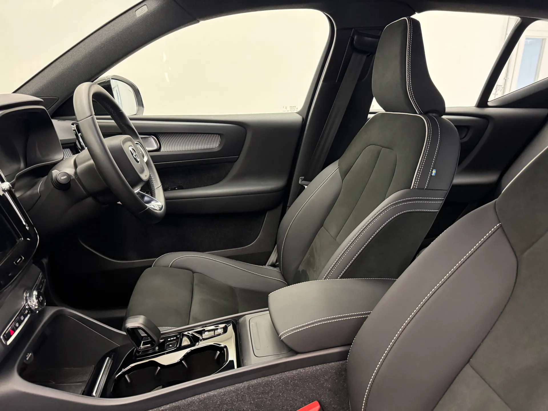 2023 VOLVO XC40 2023 VOLVO XC40