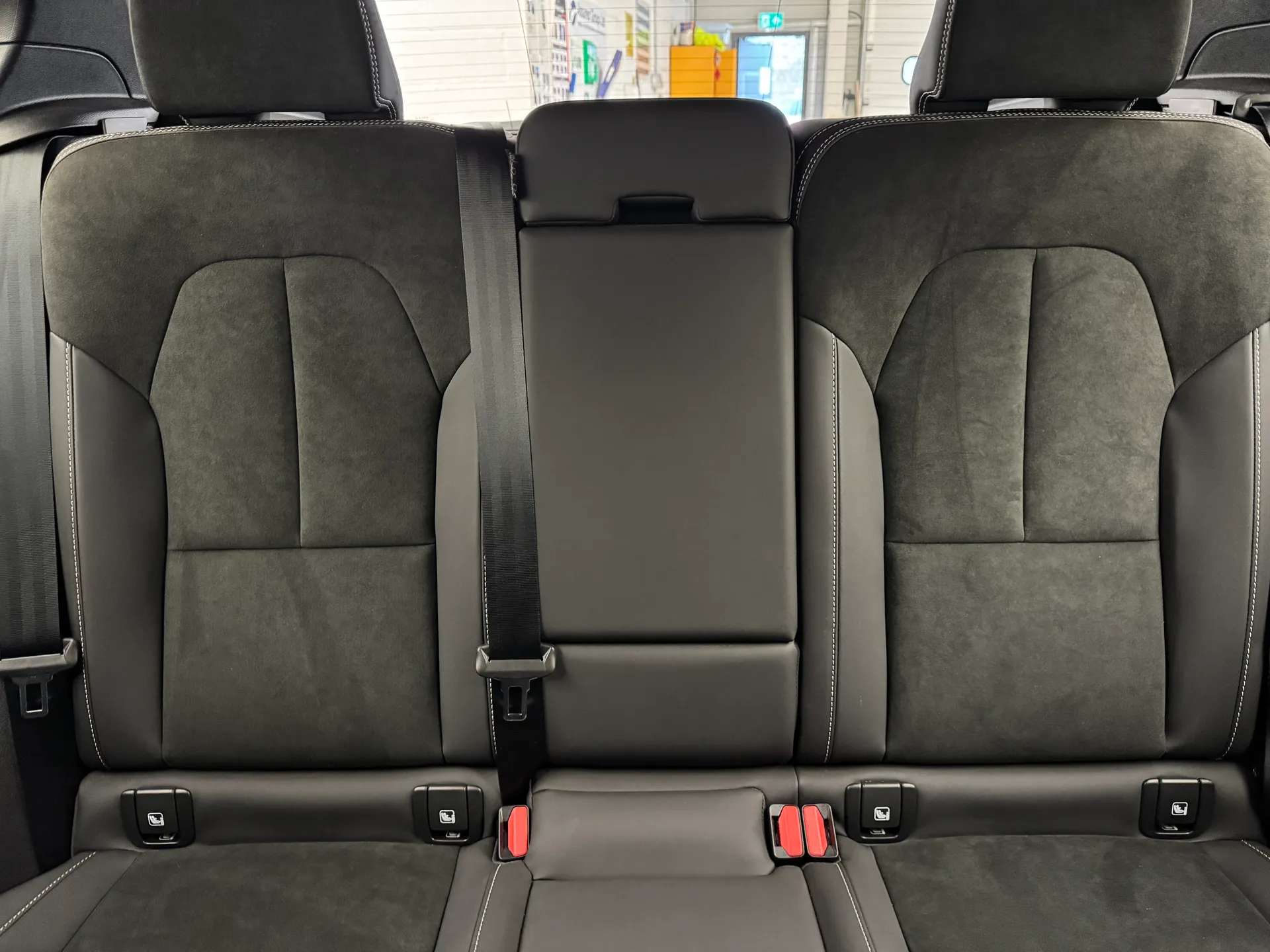 2023 VOLVO XC40 2023 VOLVO XC40