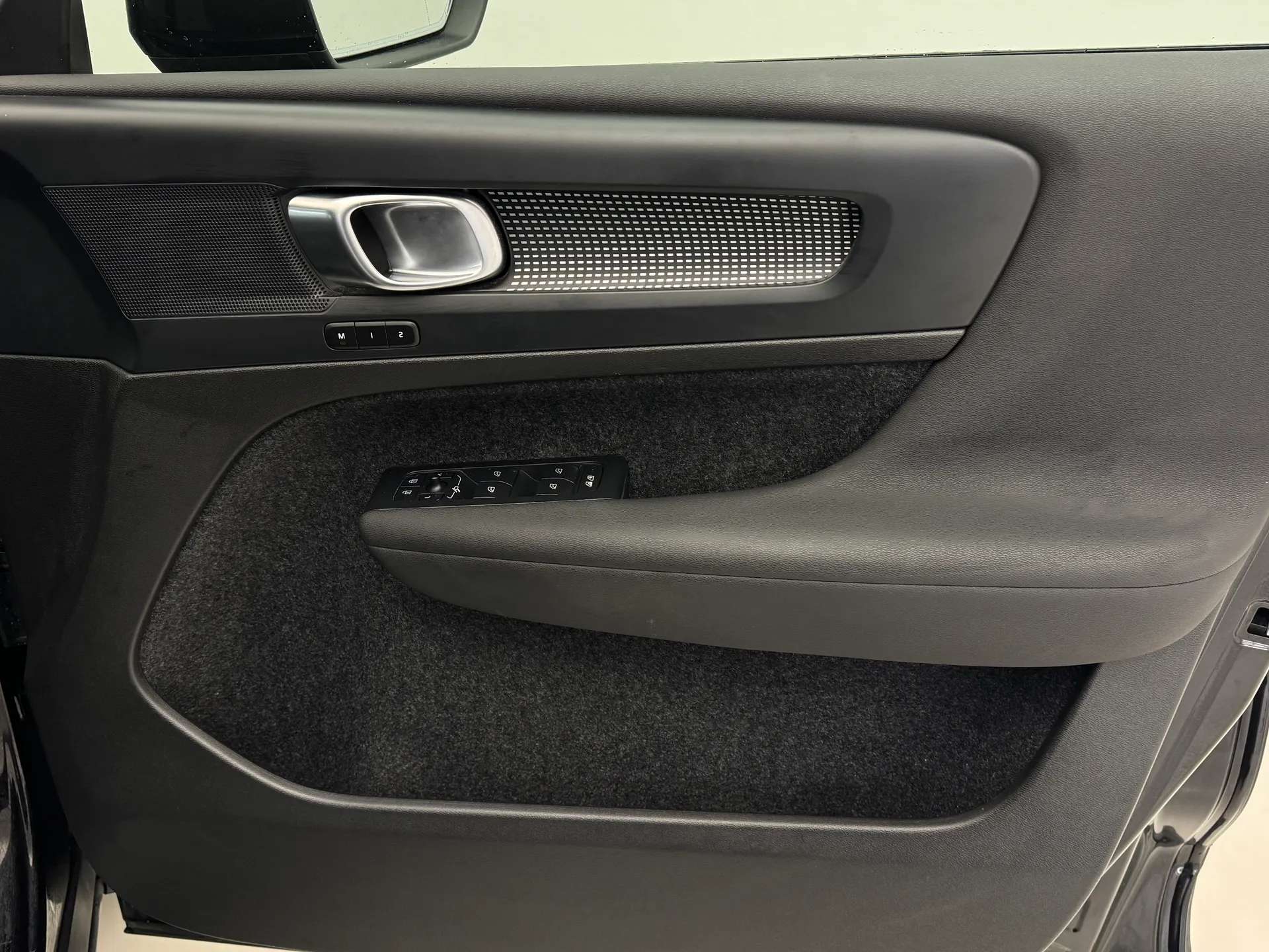 2023 VOLVO XC40 2023 VOLVO XC40