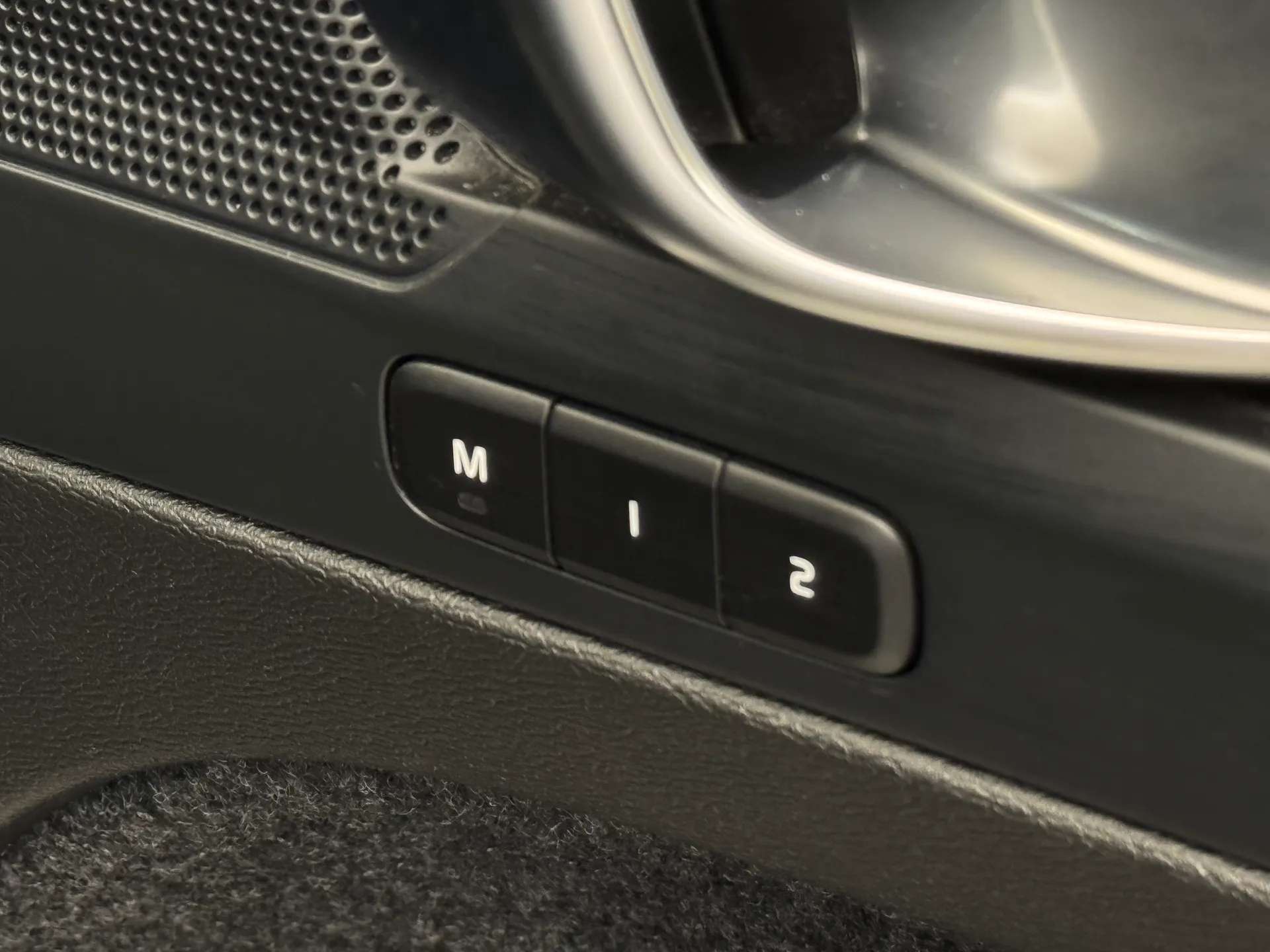 2023 VOLVO XC40 2023 VOLVO XC40