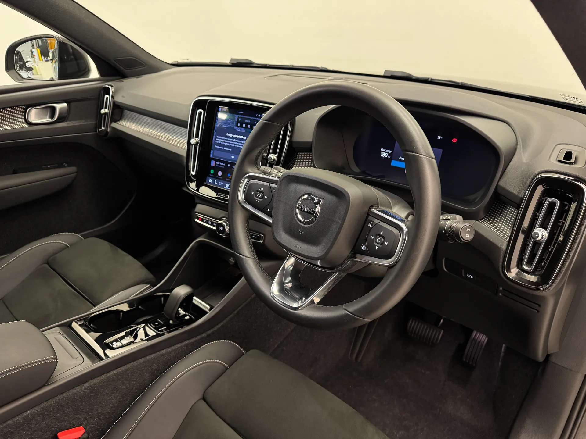 2023 VOLVO XC40 2023 VOLVO XC40