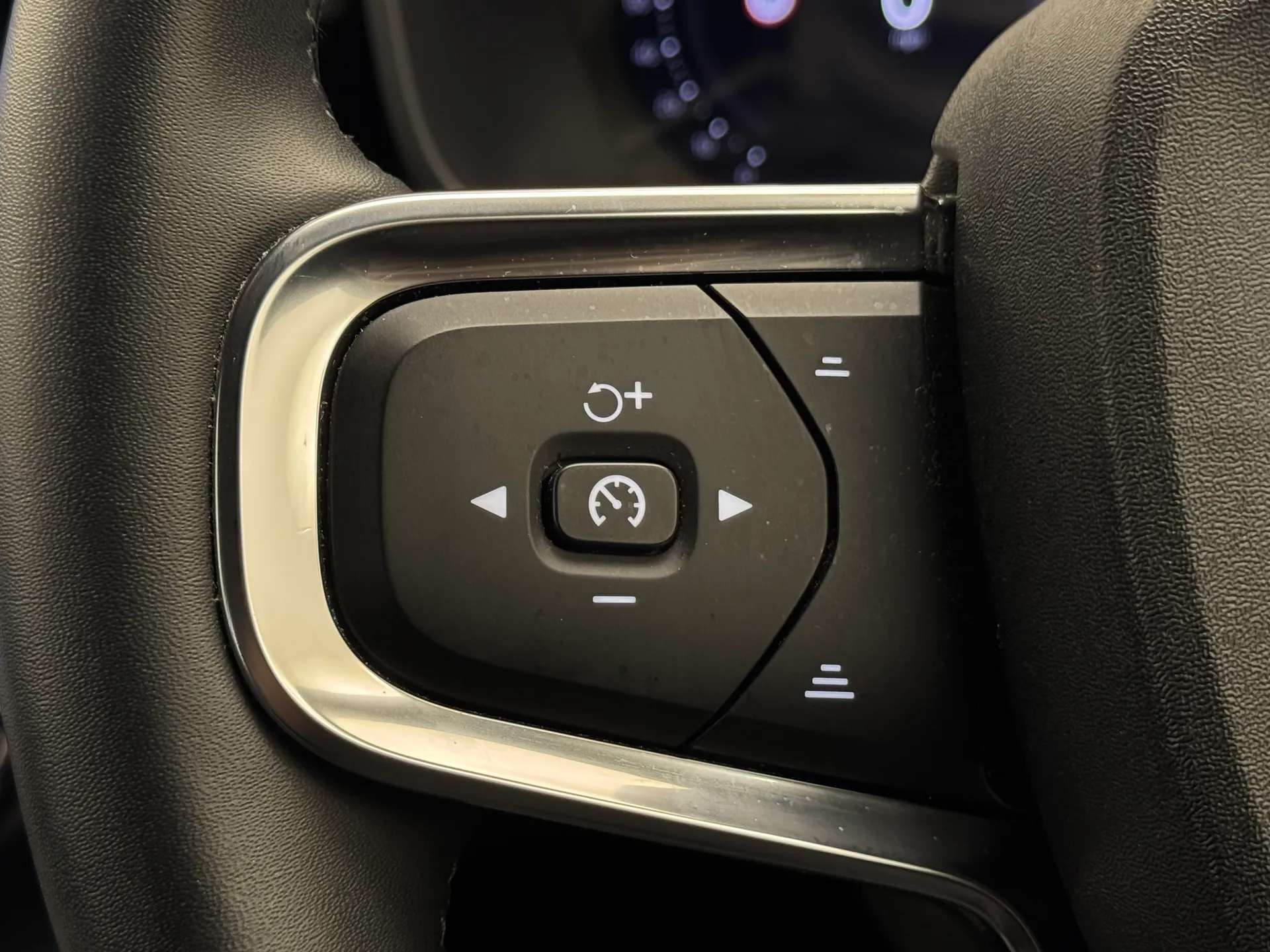 2023 VOLVO XC40 2023 VOLVO XC40