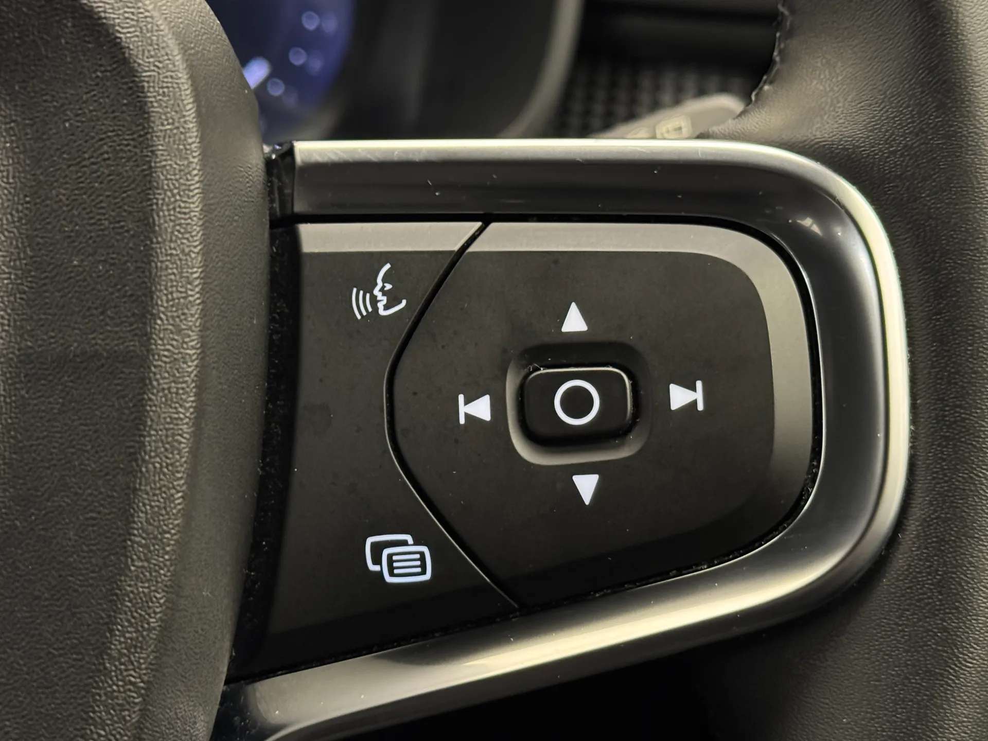 2023 VOLVO XC40 2023 VOLVO XC40