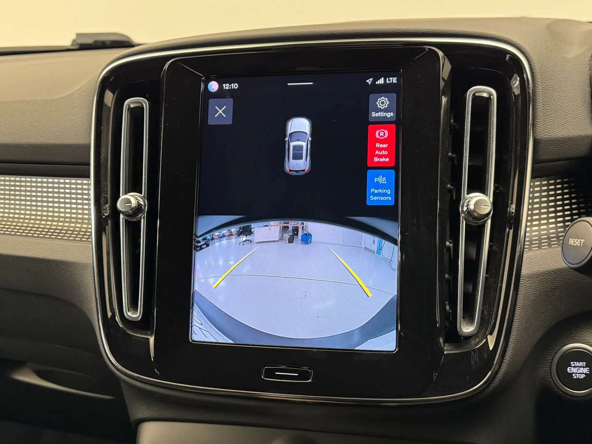 2023 VOLVO XC40 2023 VOLVO XC40