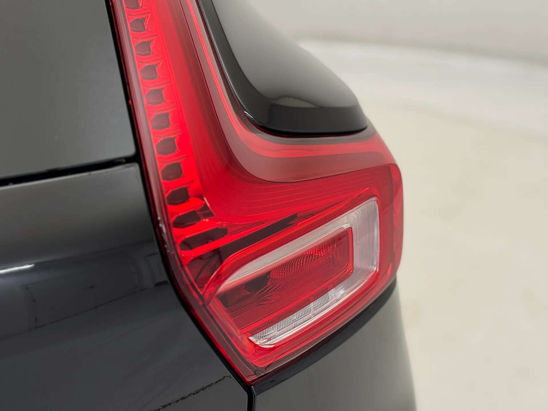 2023 VOLVO XC40 2023 VOLVO XC40