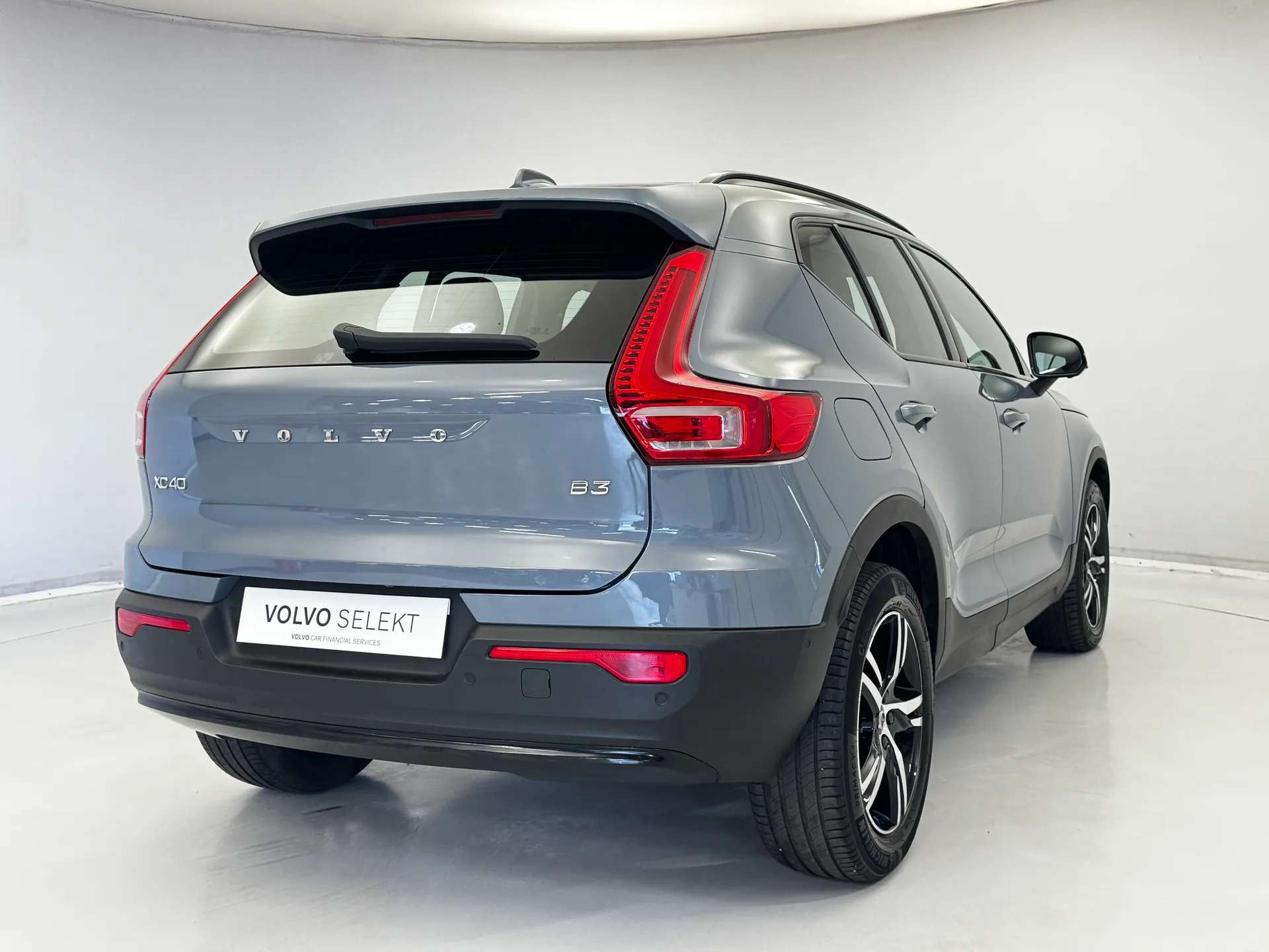 A 2023 VOLVO XC40 2.0 B3P Plus Dark 5dr Auto A 2023 VOLVO XC40 2.0 B3P Plus Dark 5dr Auto