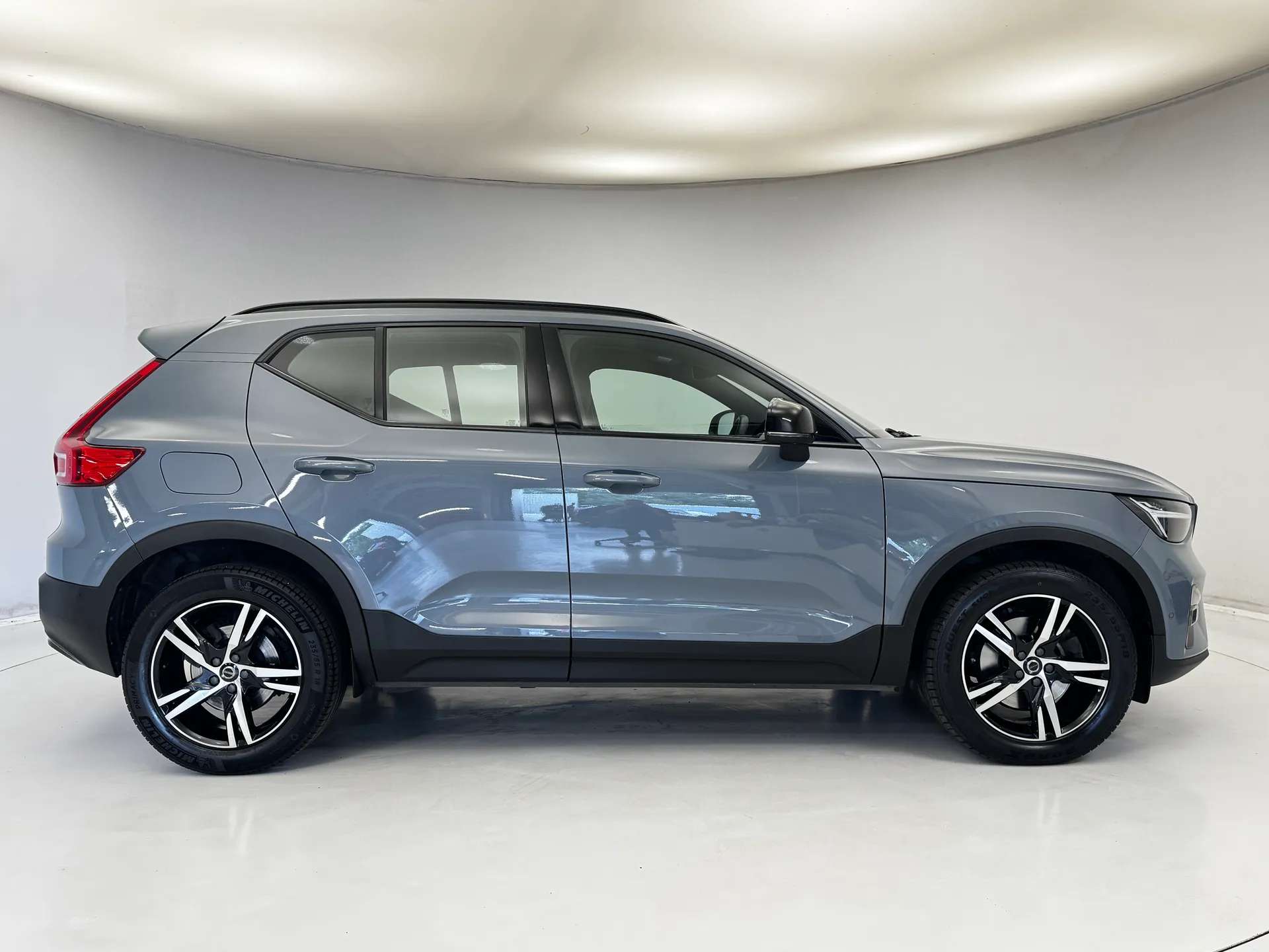 2023 VOLVO XC40 2023 VOLVO XC40