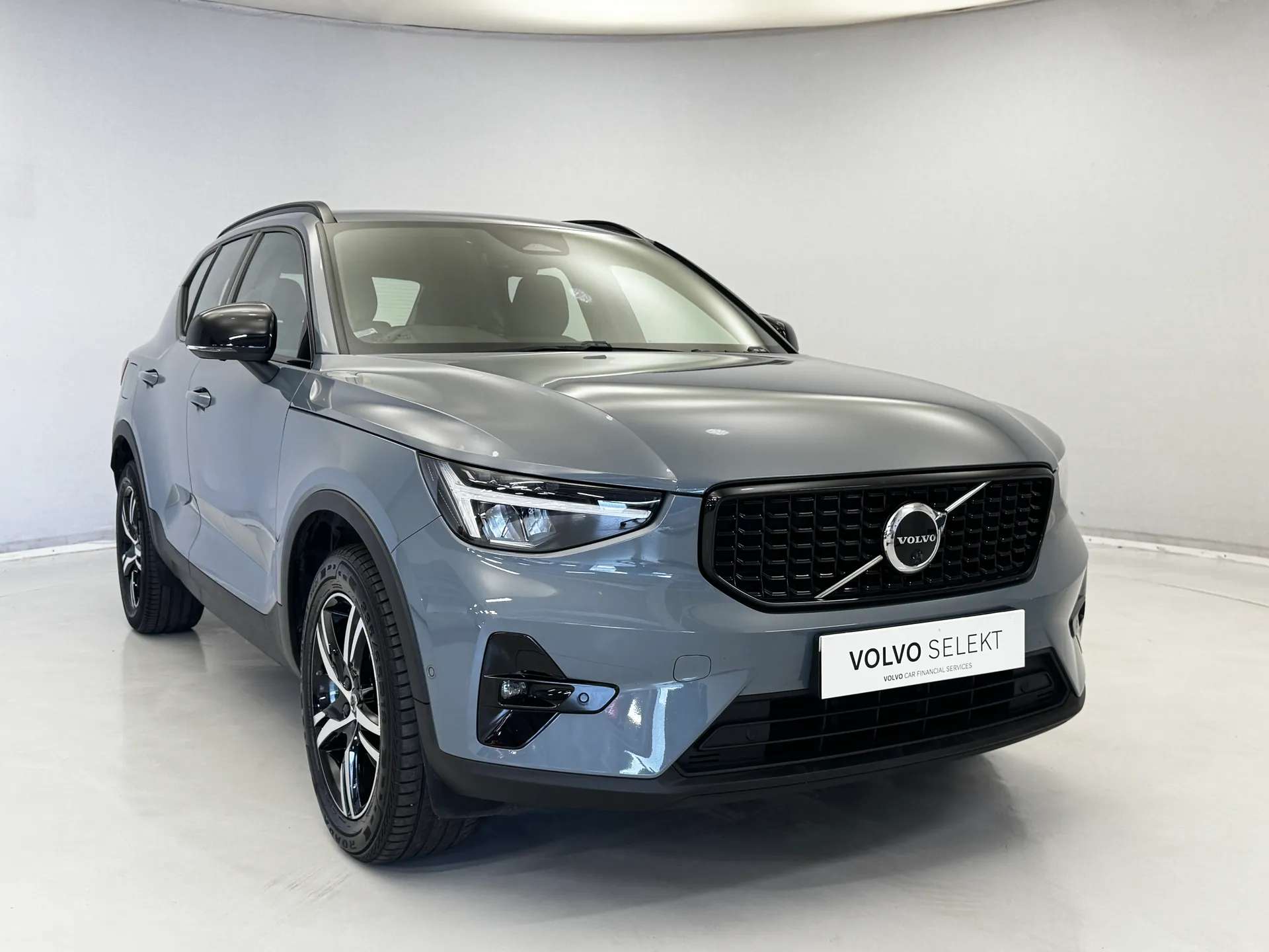 A 2023 VOLVO XC40 2.0 B3P Plus Dark 5dr Auto A 2023 VOLVO XC40 2.0 B3P Plus Dark 5dr Auto
