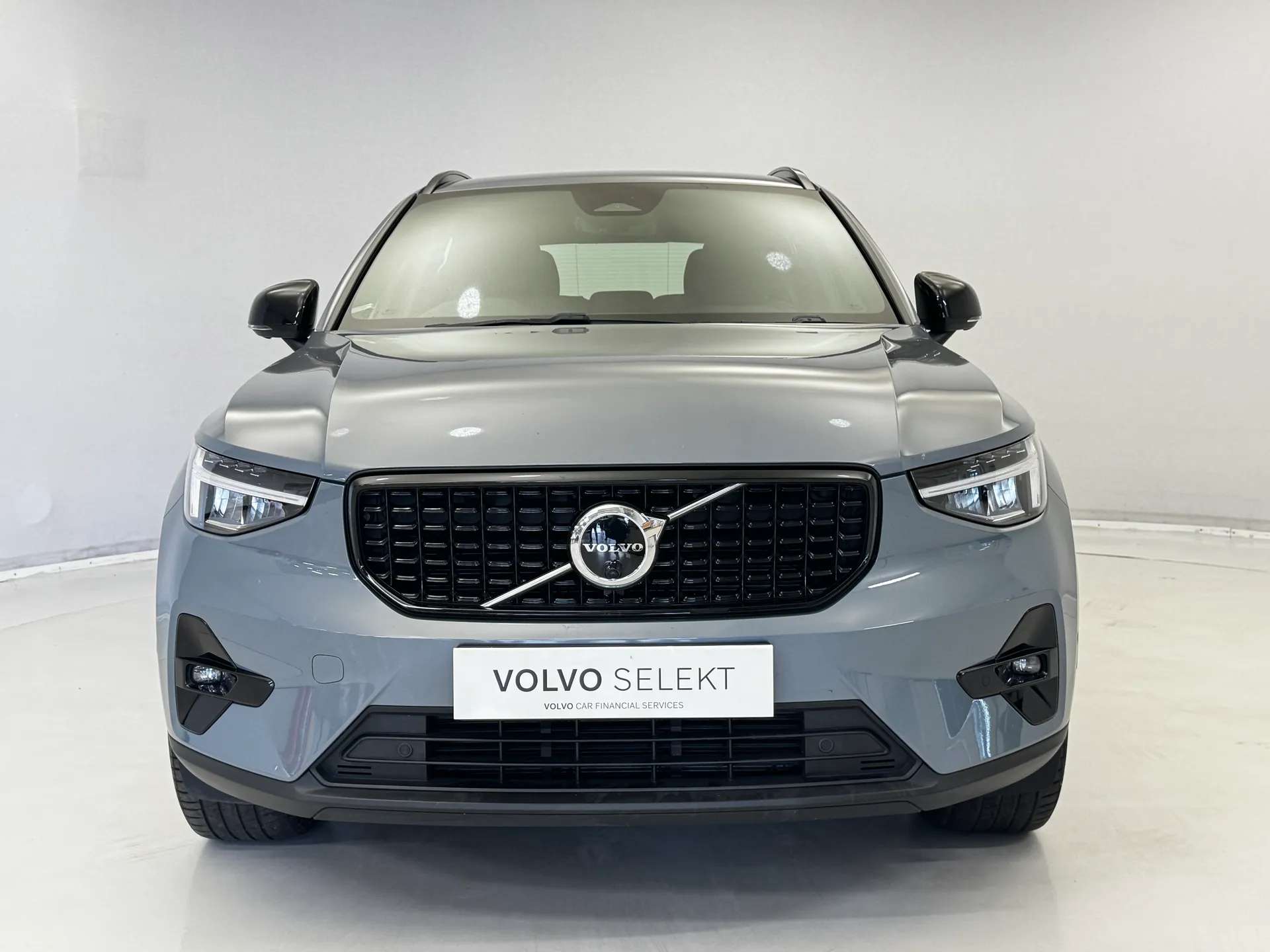 A 2023 VOLVO XC40 2.0 B3P Plus Dark 5dr Auto A 2023 VOLVO XC40 2.0 B3P Plus Dark 5dr Auto