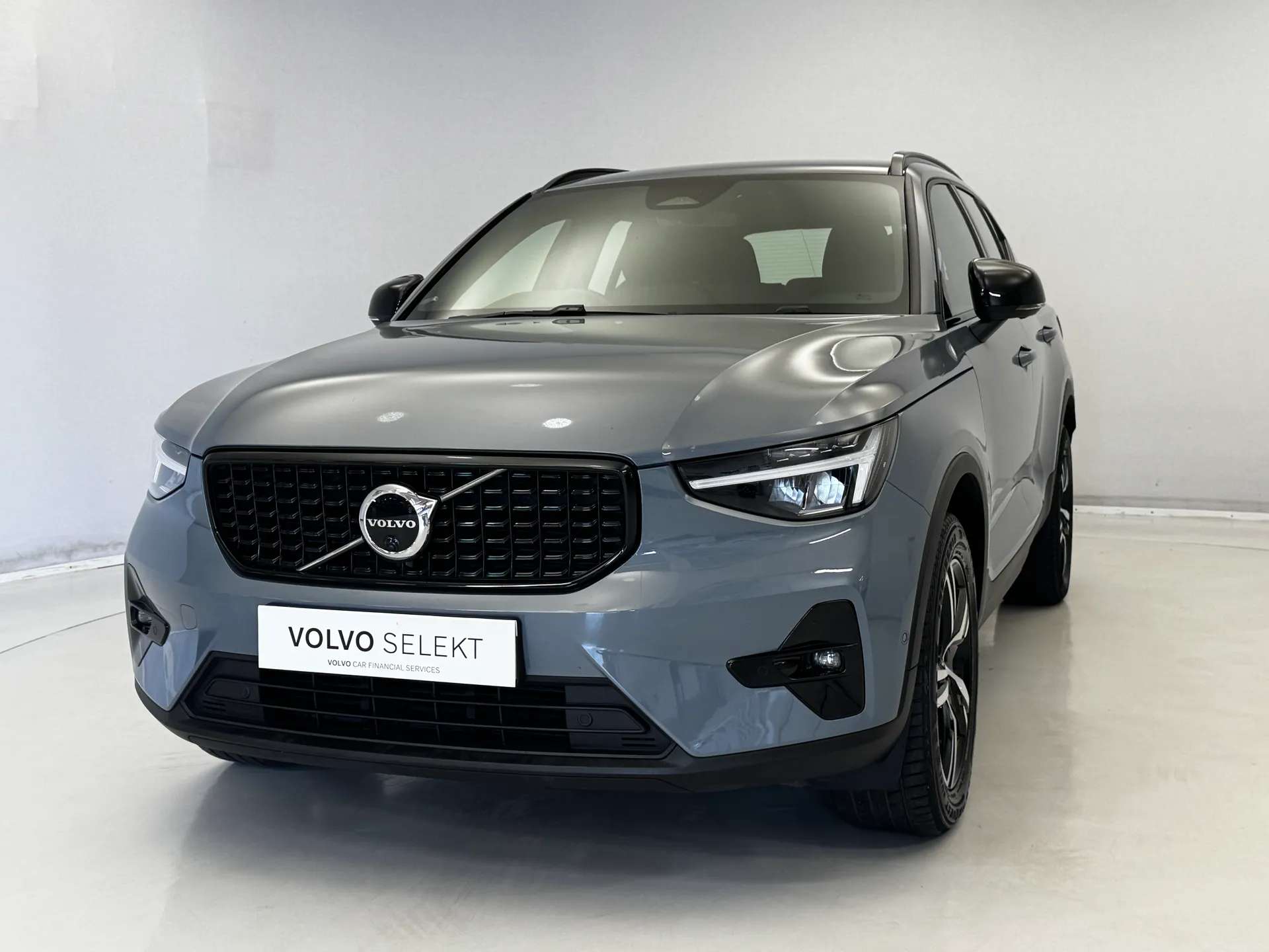 A 2023 VOLVO XC40 2.0 B3P Plus Dark 5dr Auto A 2023 VOLVO XC40 2.0 B3P Plus Dark 5dr Auto