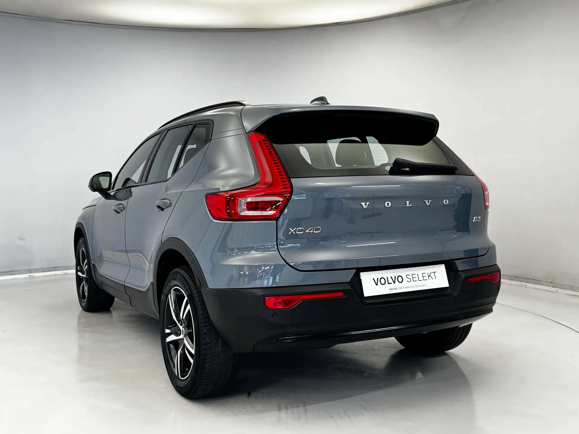 2023 VOLVO XC40 2023 VOLVO XC40