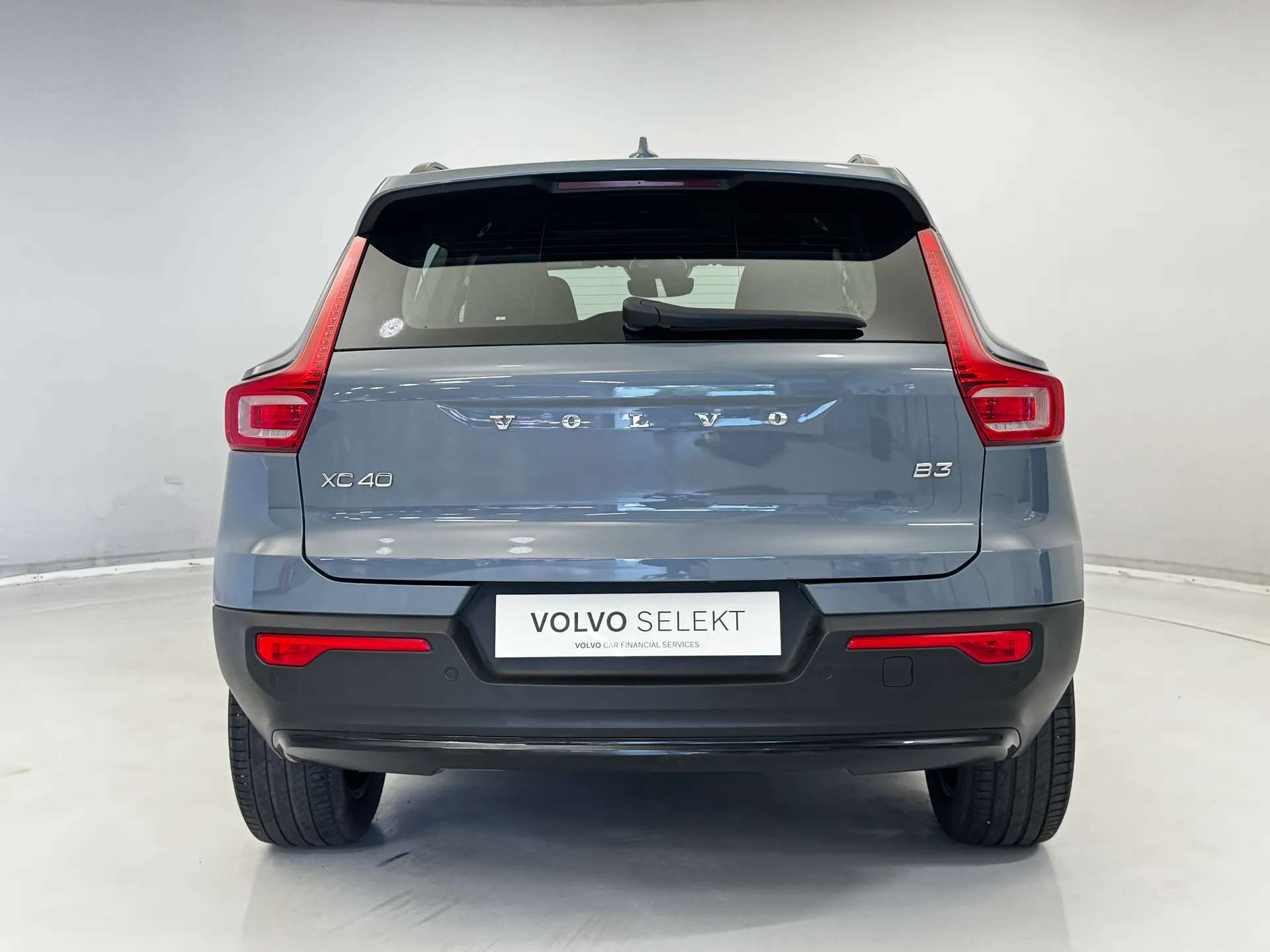 2023 VOLVO XC40 2023 VOLVO XC40