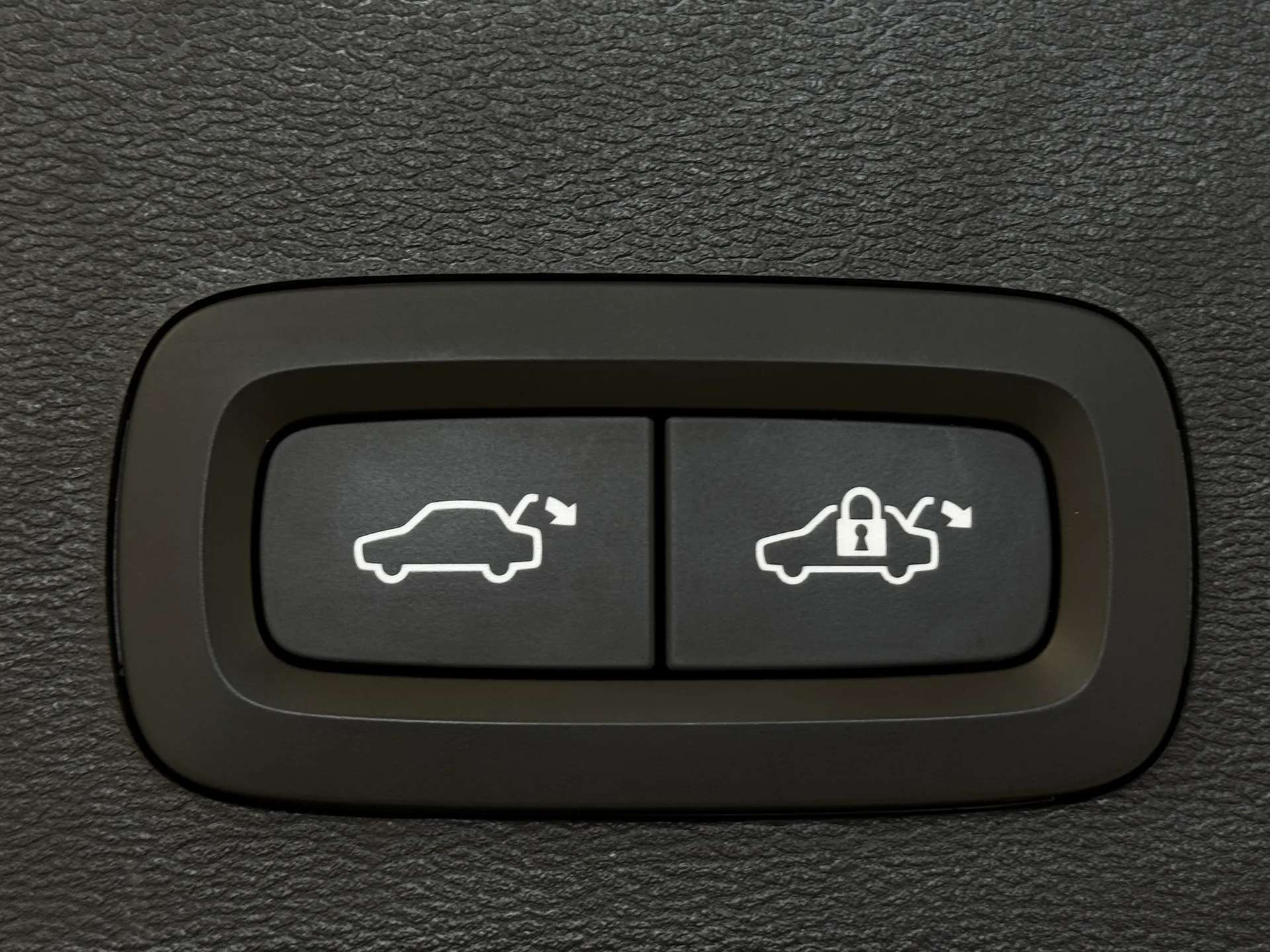 2023 VOLVO XC40 2023 VOLVO XC40