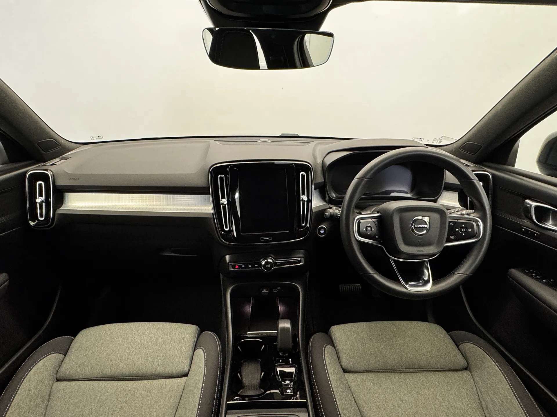 2023 VOLVO XC40 2023 VOLVO XC40