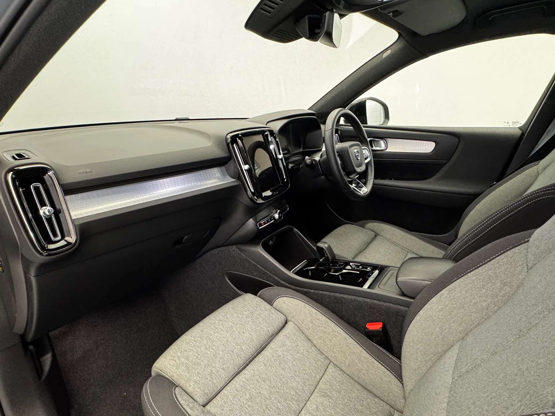 2023 VOLVO XC40 2023 VOLVO XC40