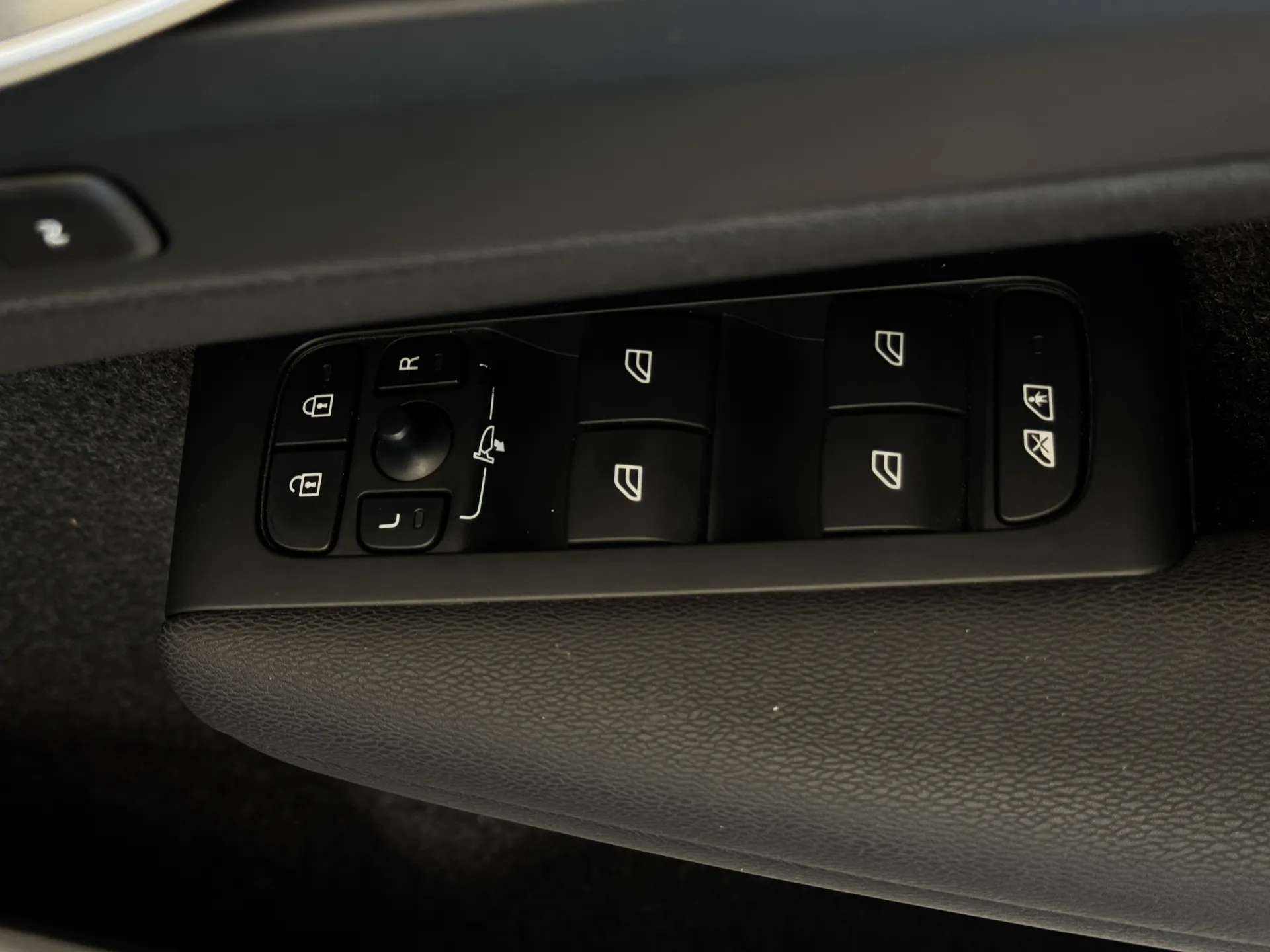 2023 VOLVO XC40 2023 VOLVO XC40